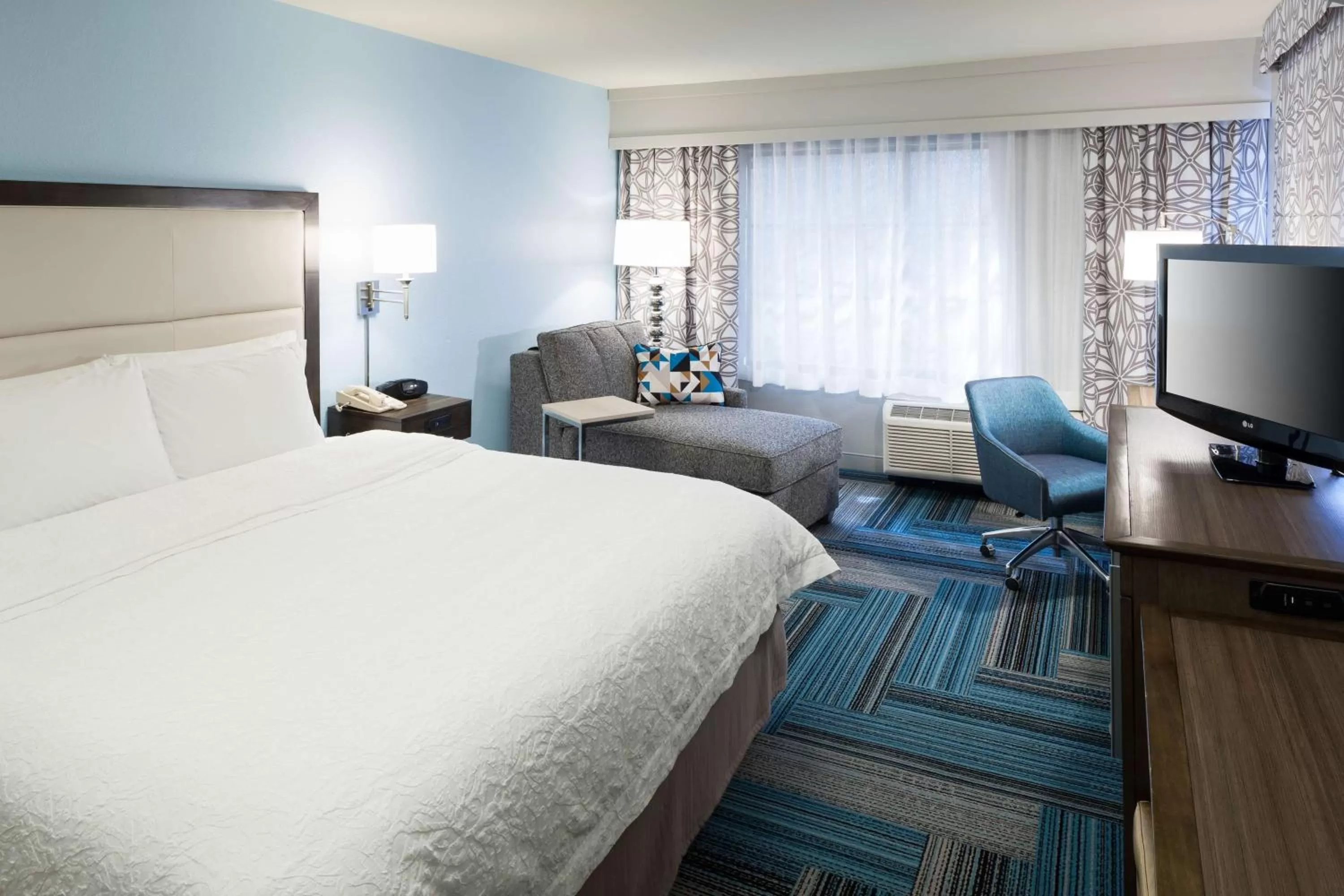 Bed in Hampton Inn San Diego Downtown