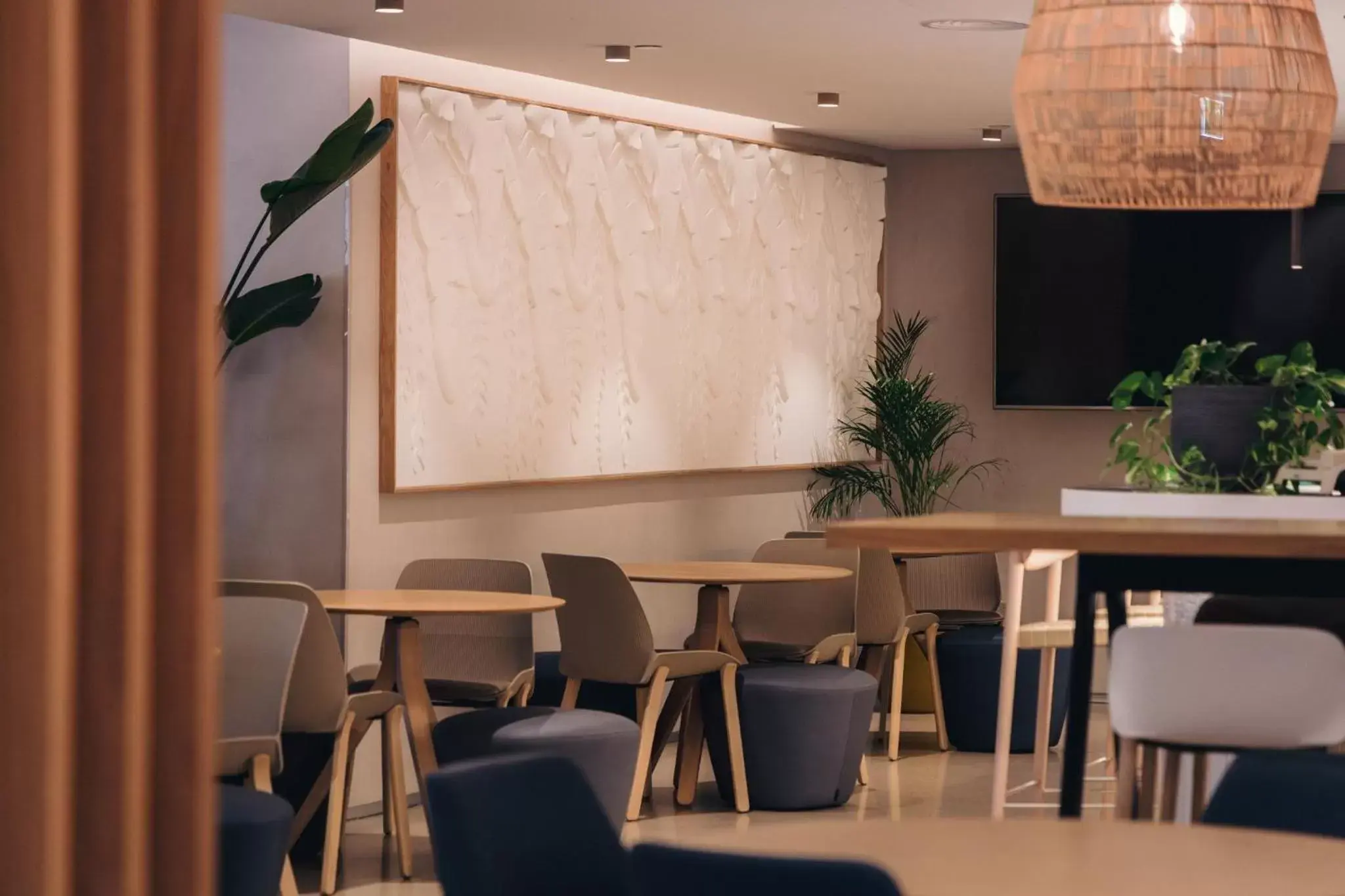 Lounge or bar, Restaurant/Places to Eat in Holiday Inn Lisbon, an IHG Hotel