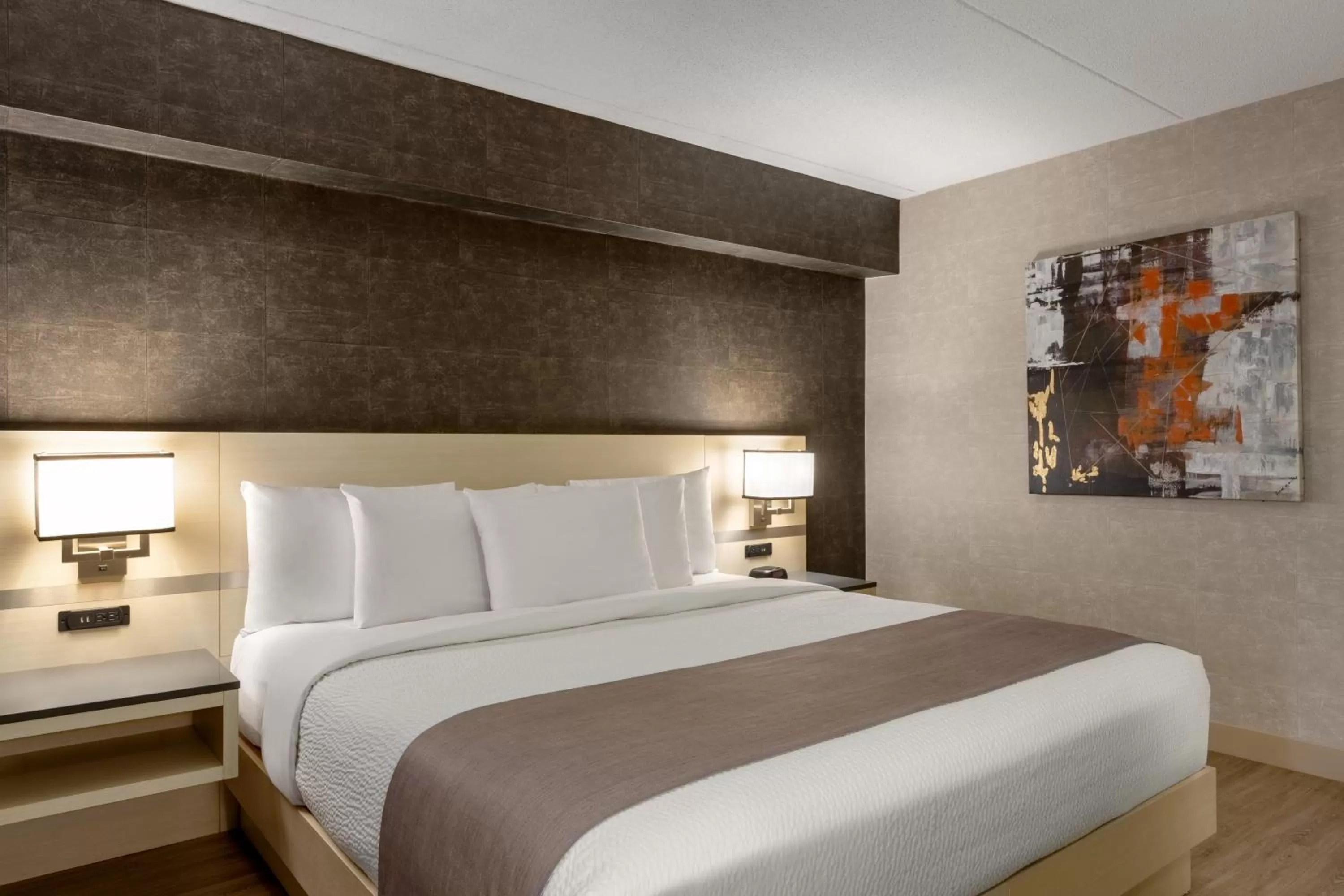 Bedroom, Bed in Days Inn by Wyndham Toronto West Mississauga