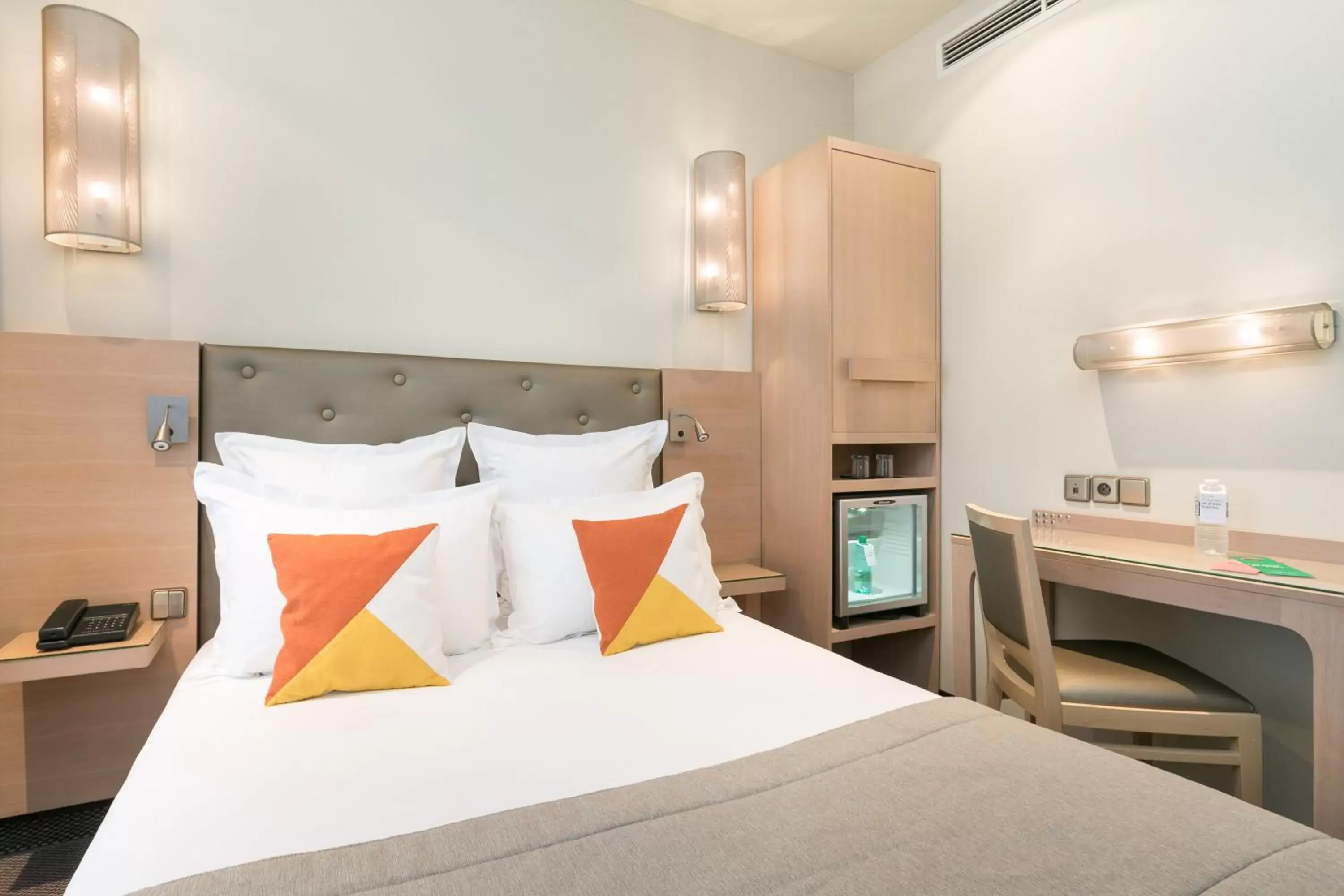 TV and multimedia, Bed in Hôtel Le Cardinal by Happyculture