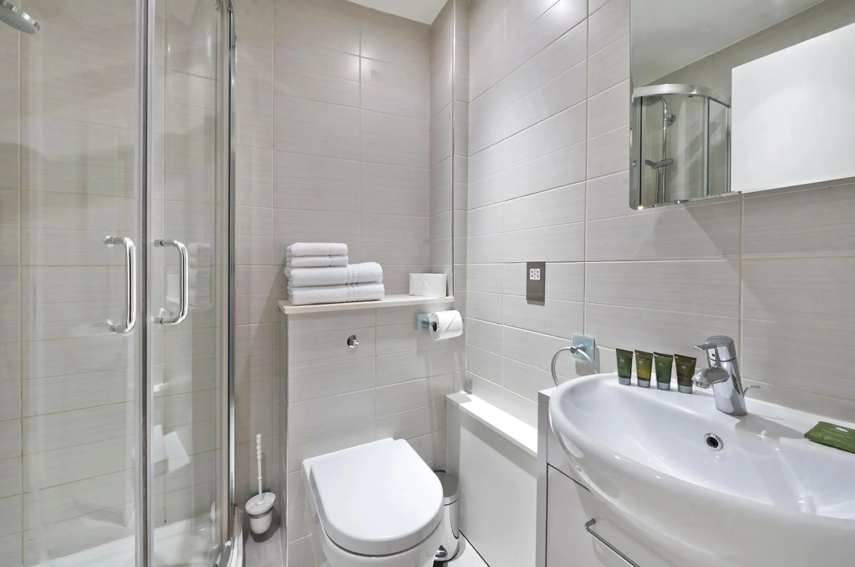 Shower, Bathroom in Red Lion Court by City2Stay