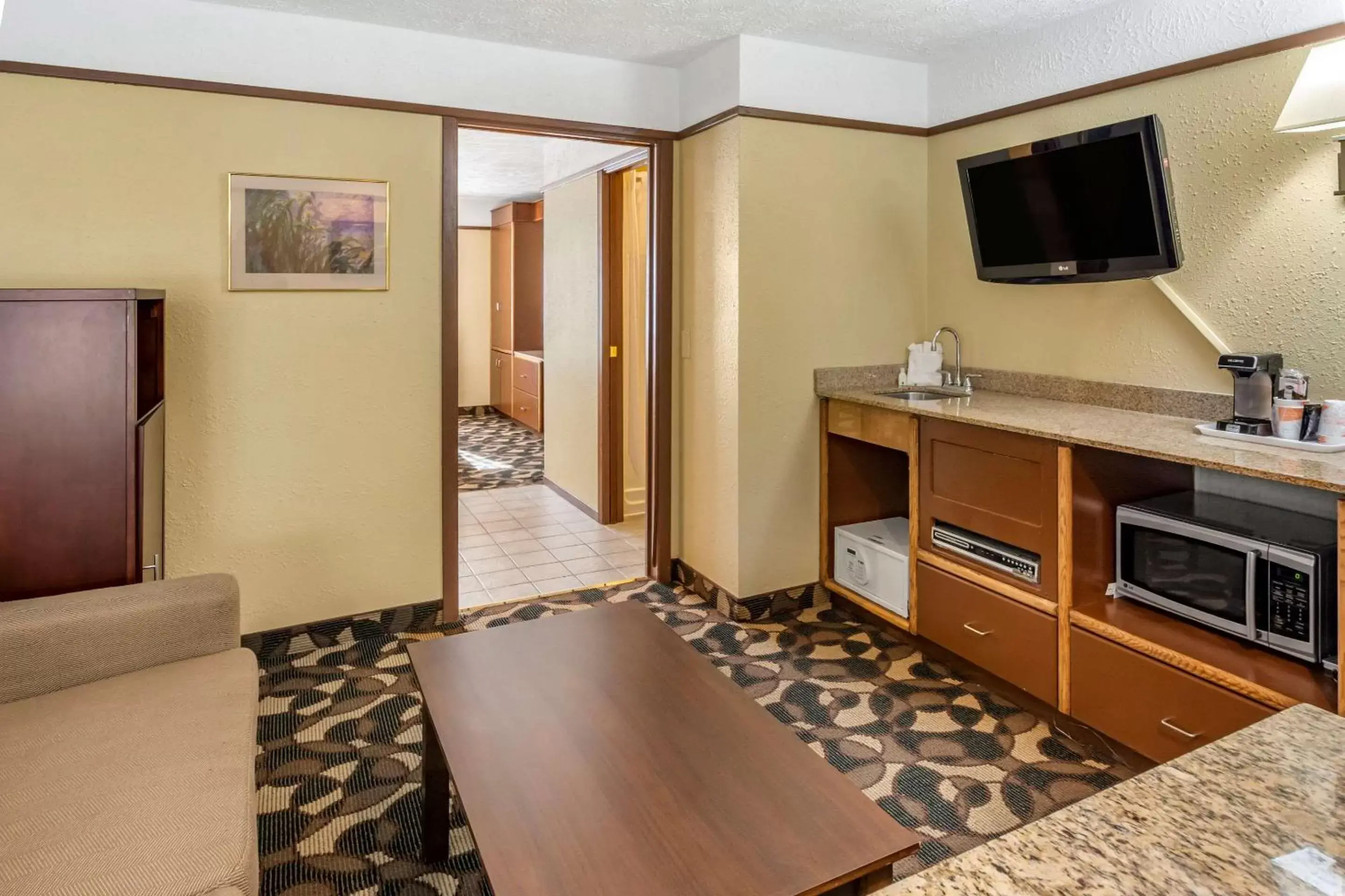 Photo of the whole room, TV/Entertainment Center in Quality Inn Paradise Creek