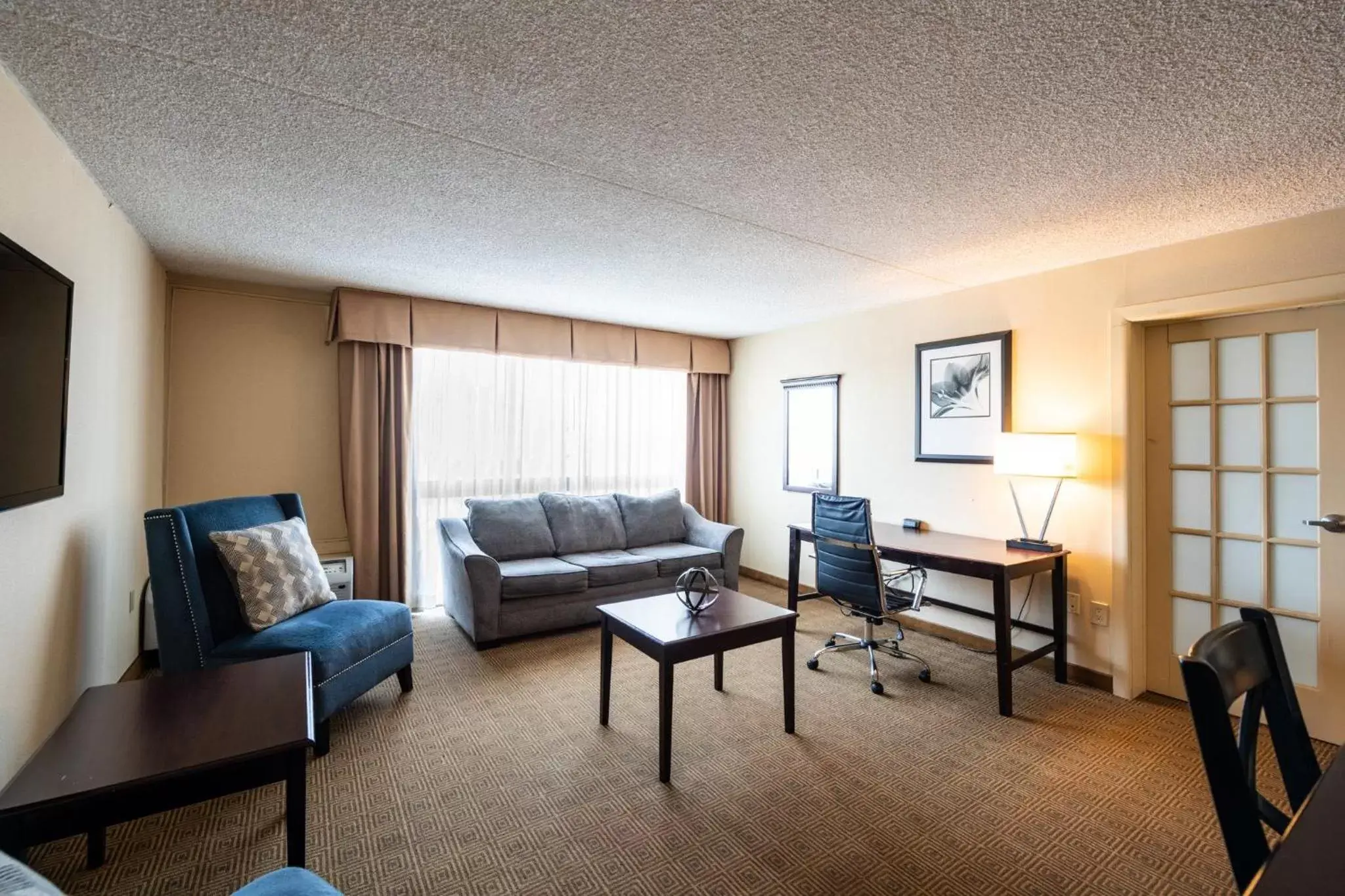 Photo of the whole room, Seating Area in Holiday Inn South Plainfield-Piscataway, an IHG Hotel