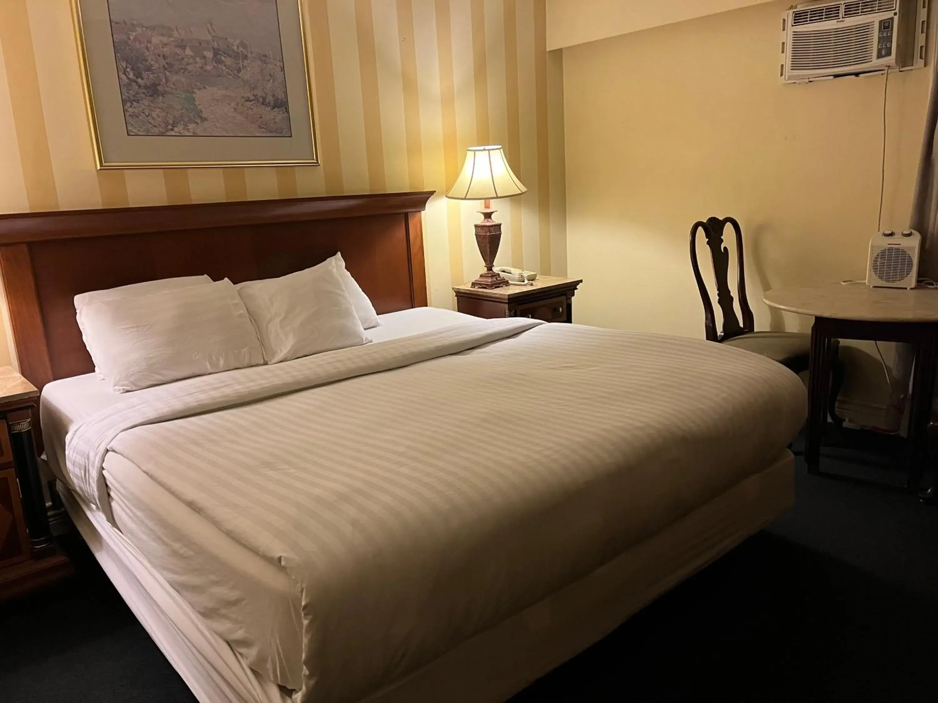 Bed in Island Travel Inn