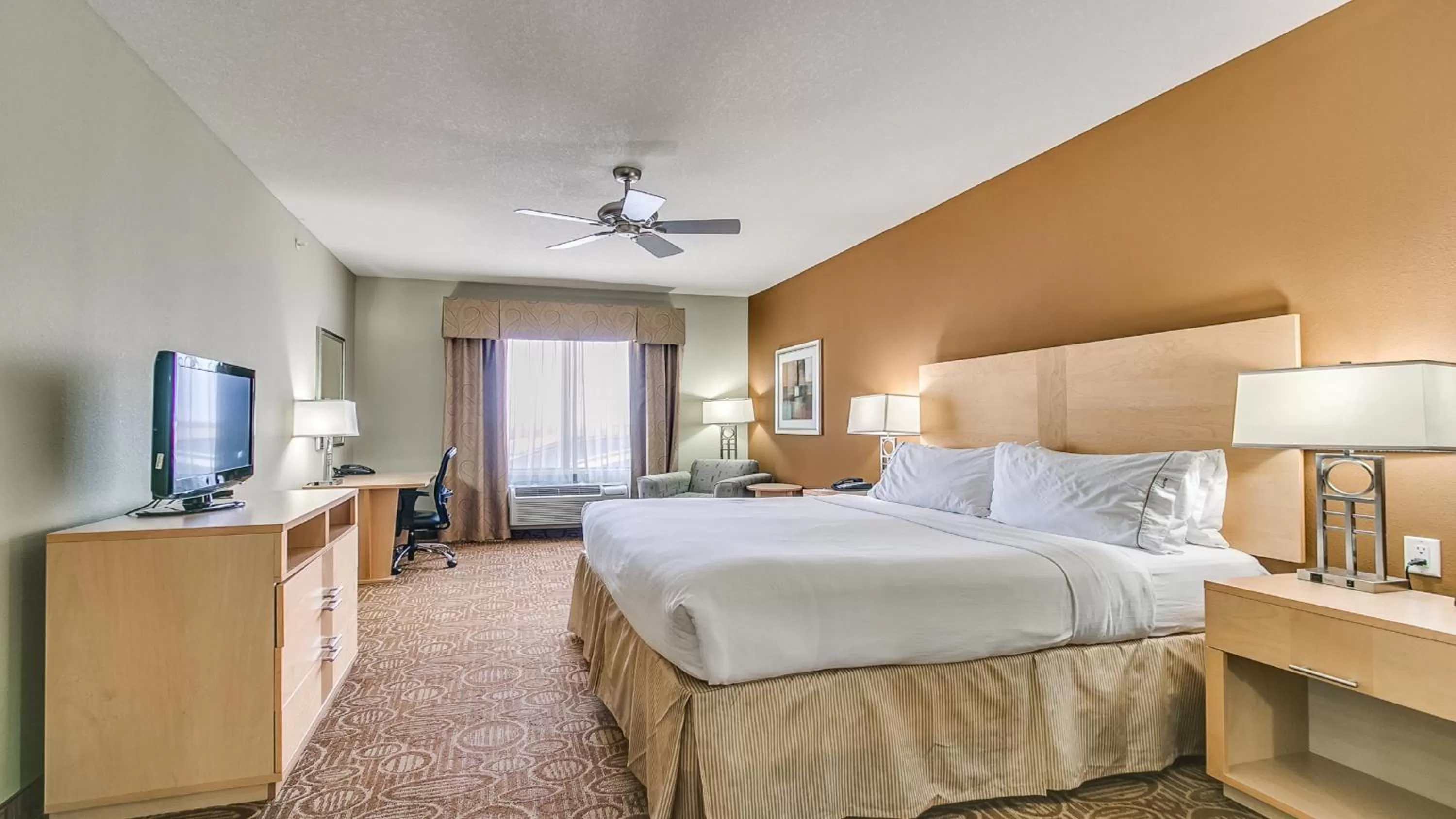 Photo of the whole room, Bed in Holiday Inn Express & Suites Lubbock Southwest – Wolfforth by IHG