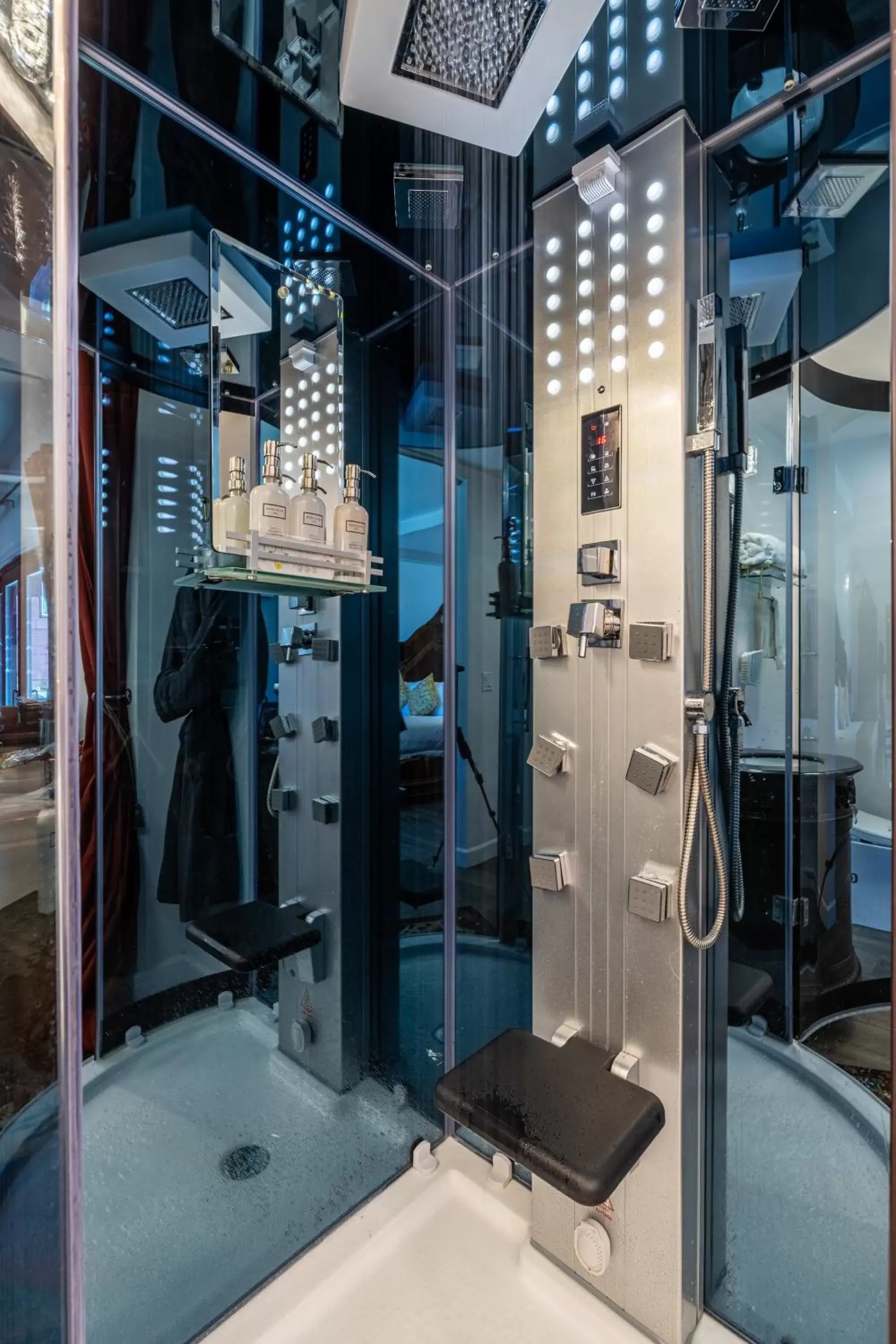 Steam room, Bathroom in Quiet Mind Mountain Lodge, Retreat & Spa