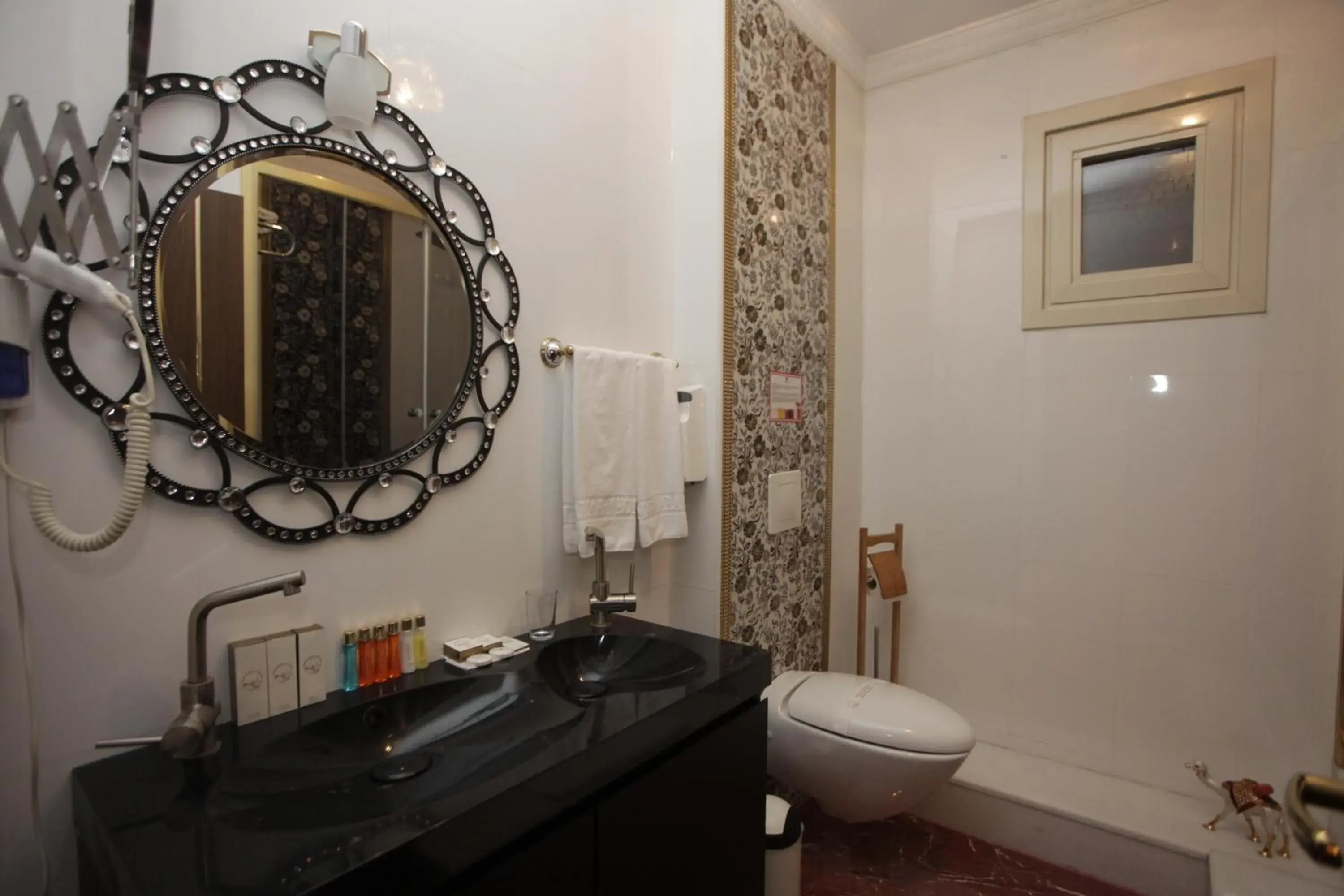 Day, Bathroom in Marmaray Hotel