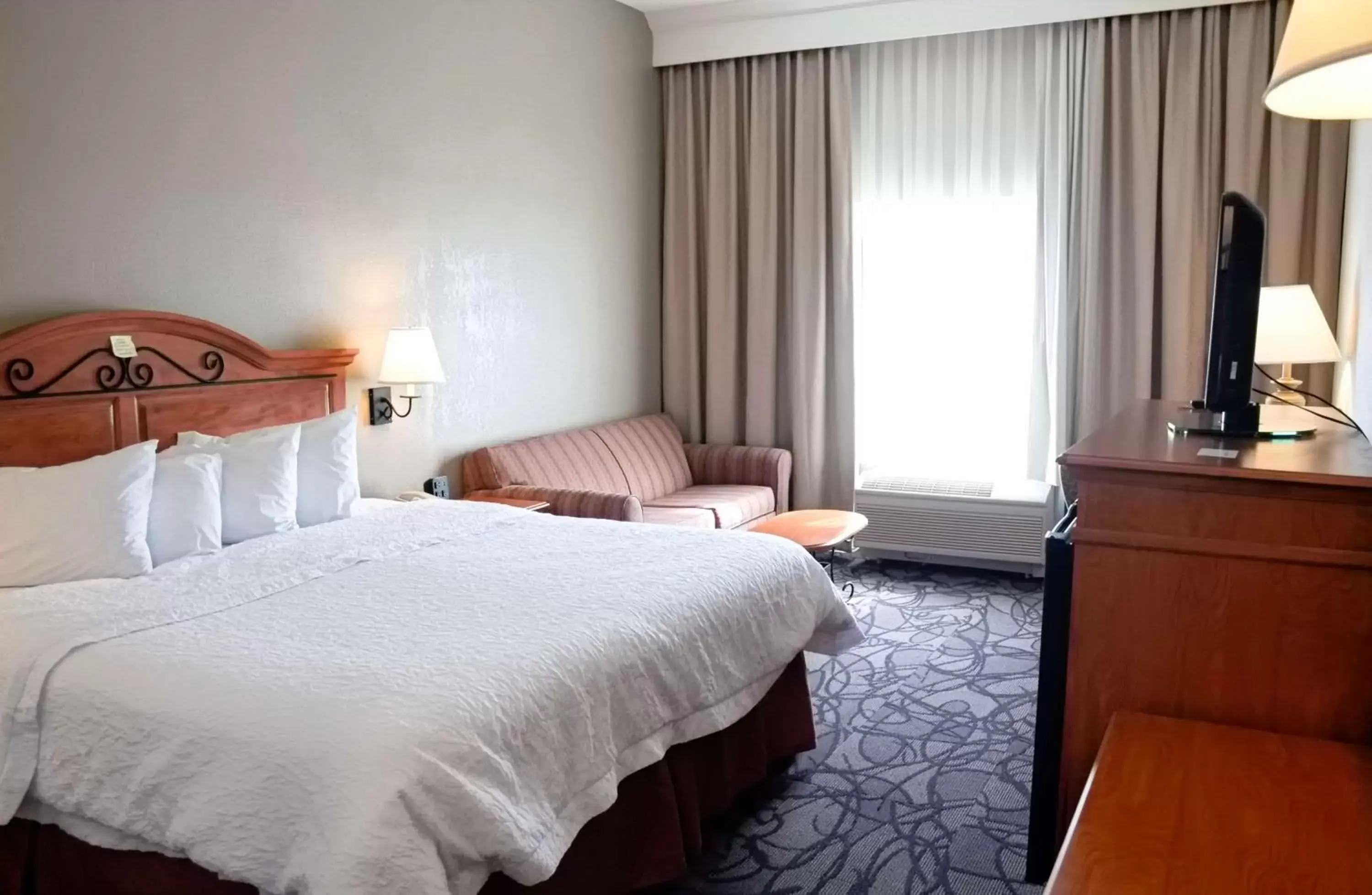 Bed in Hampton Inn & Suites Birmingham-Pelham - I-65