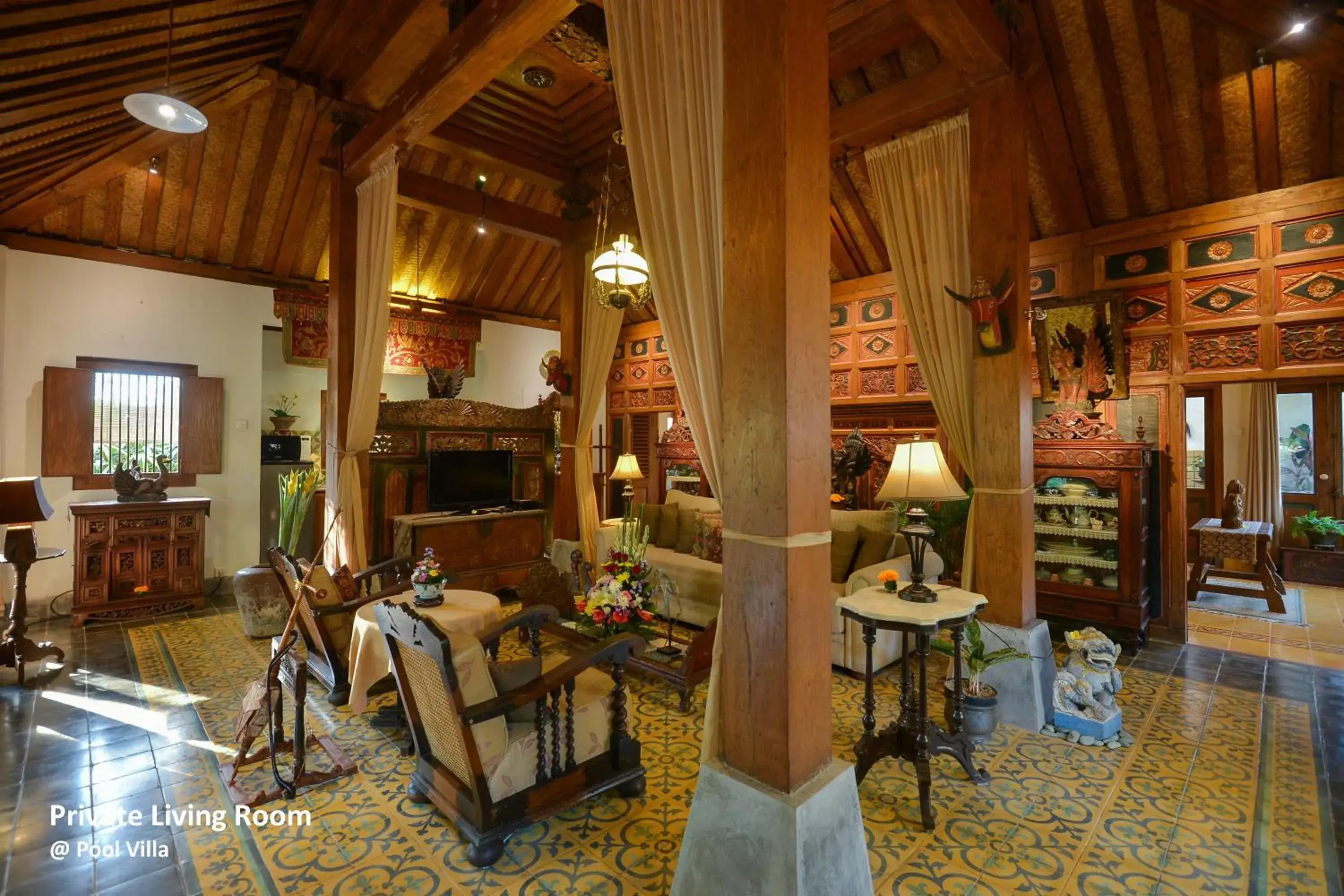 TV and multimedia, Lounge/Bar in Ubud Syailendra Heritage Villas by EPS