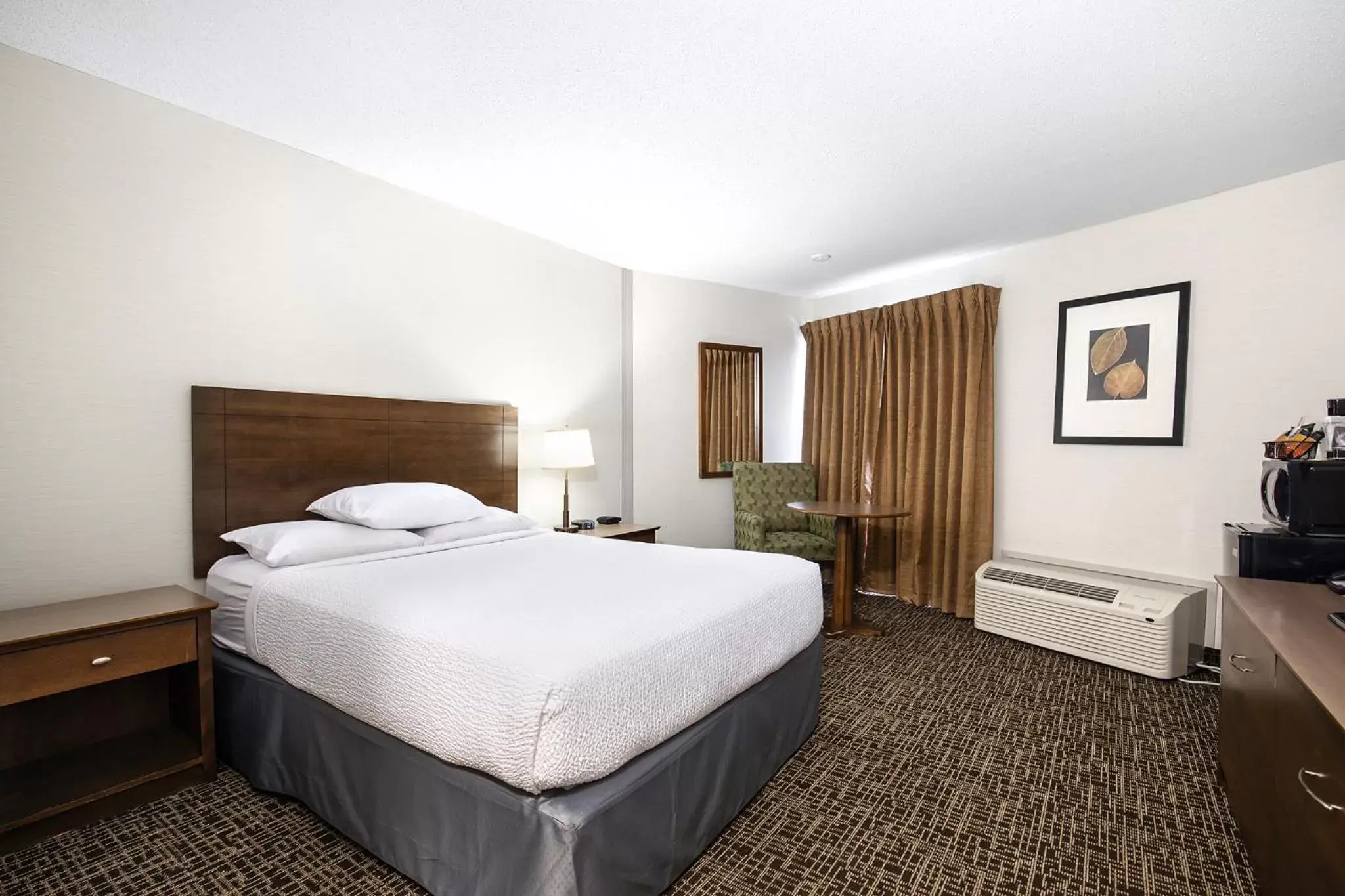 Photo of the whole room, Bed in Ramada by Wyndham Kamloops