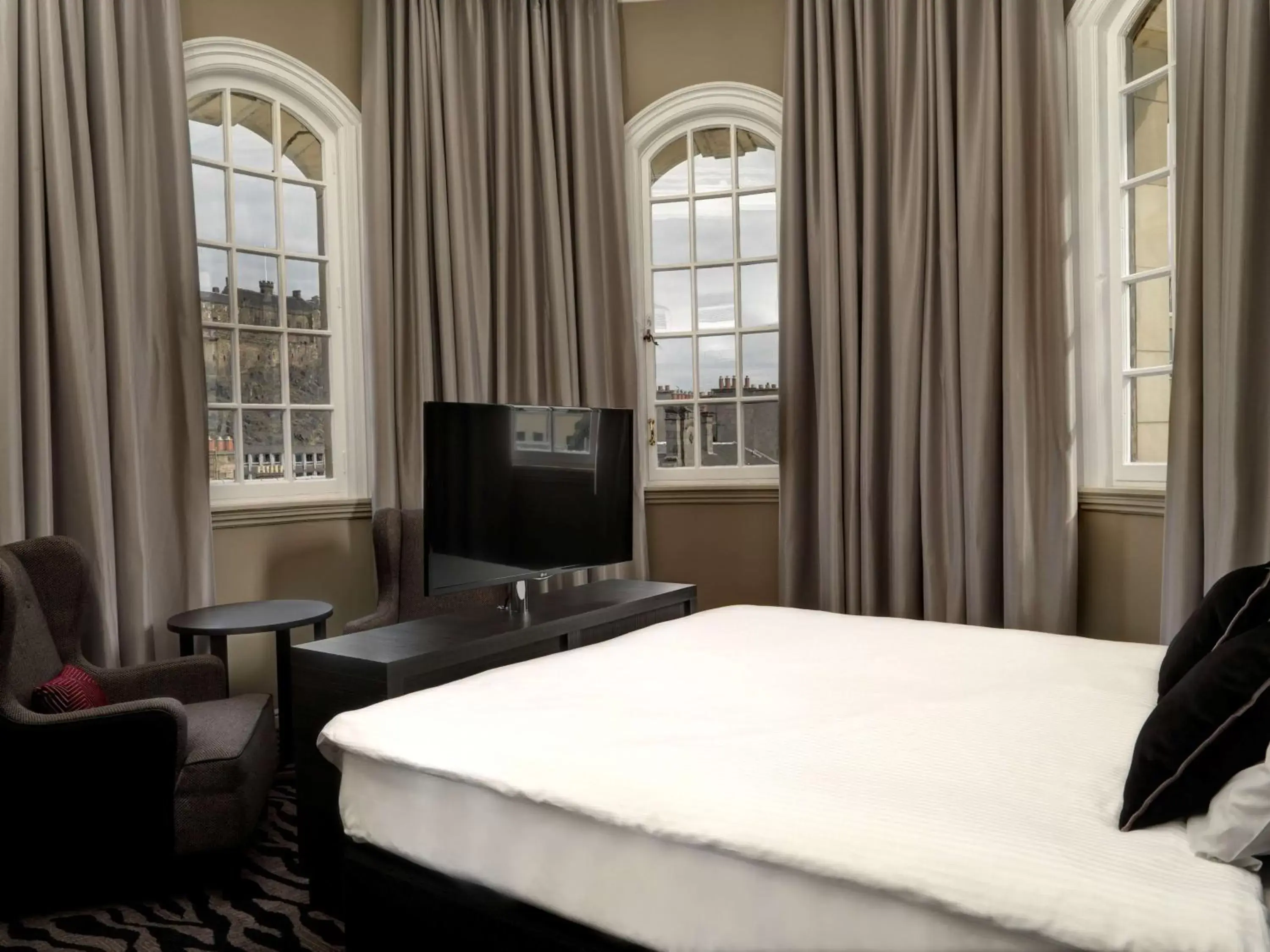Bedroom, Bed in Doubletree by Hilton Edinburgh City Centre
