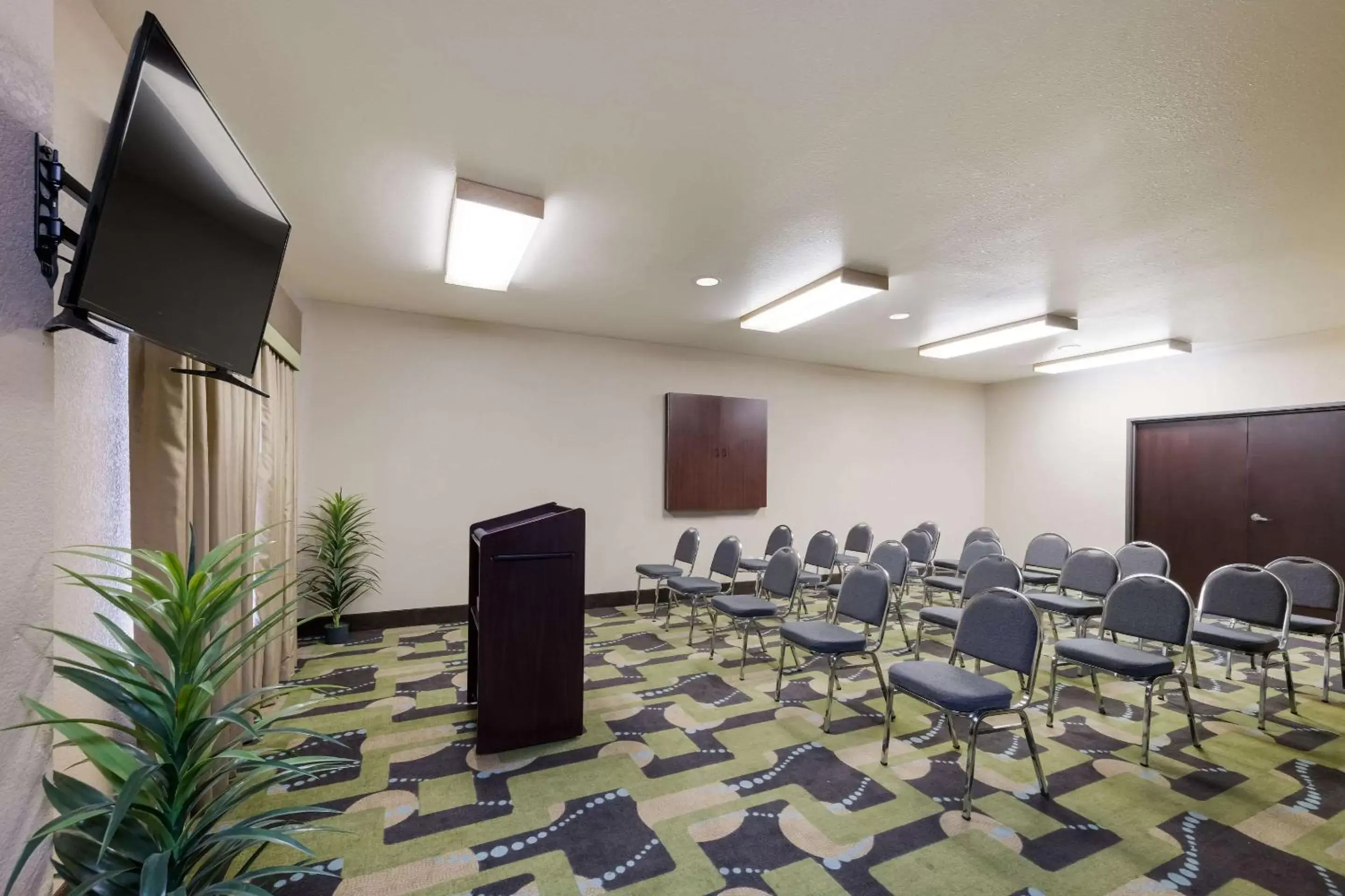 Meeting/conference room, TV/Entertainment Center in Quality Inn and Suites Terrell