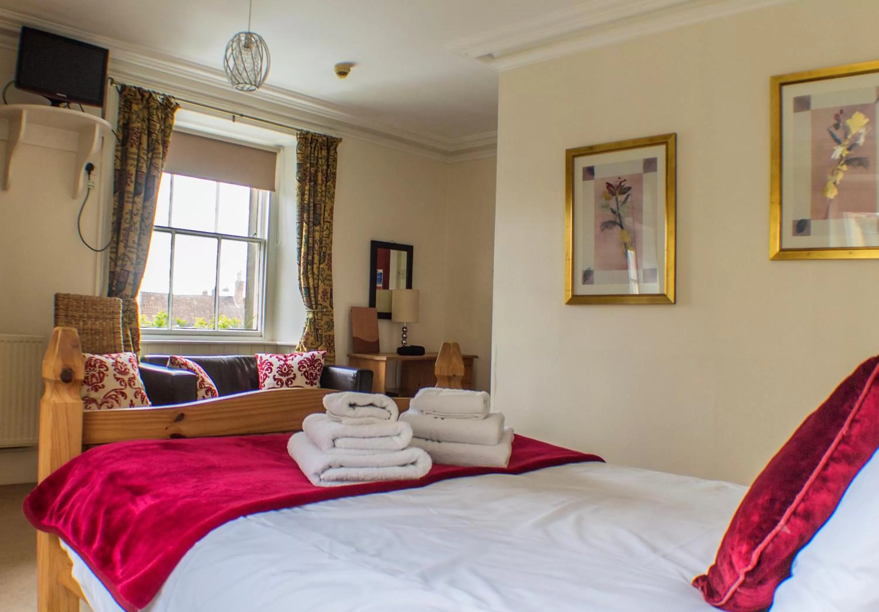 Bedroom, Bed in The Royal Oak Hotel