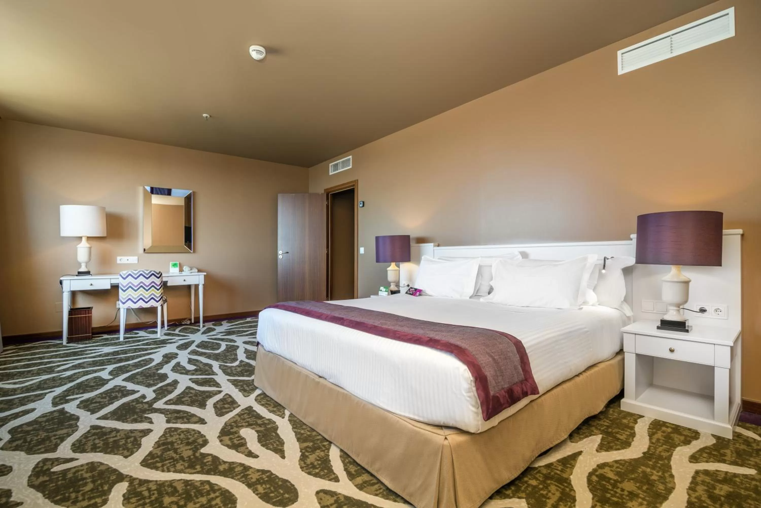 Bedroom, Bed in Holiday Inn Porto Gaia by IHG