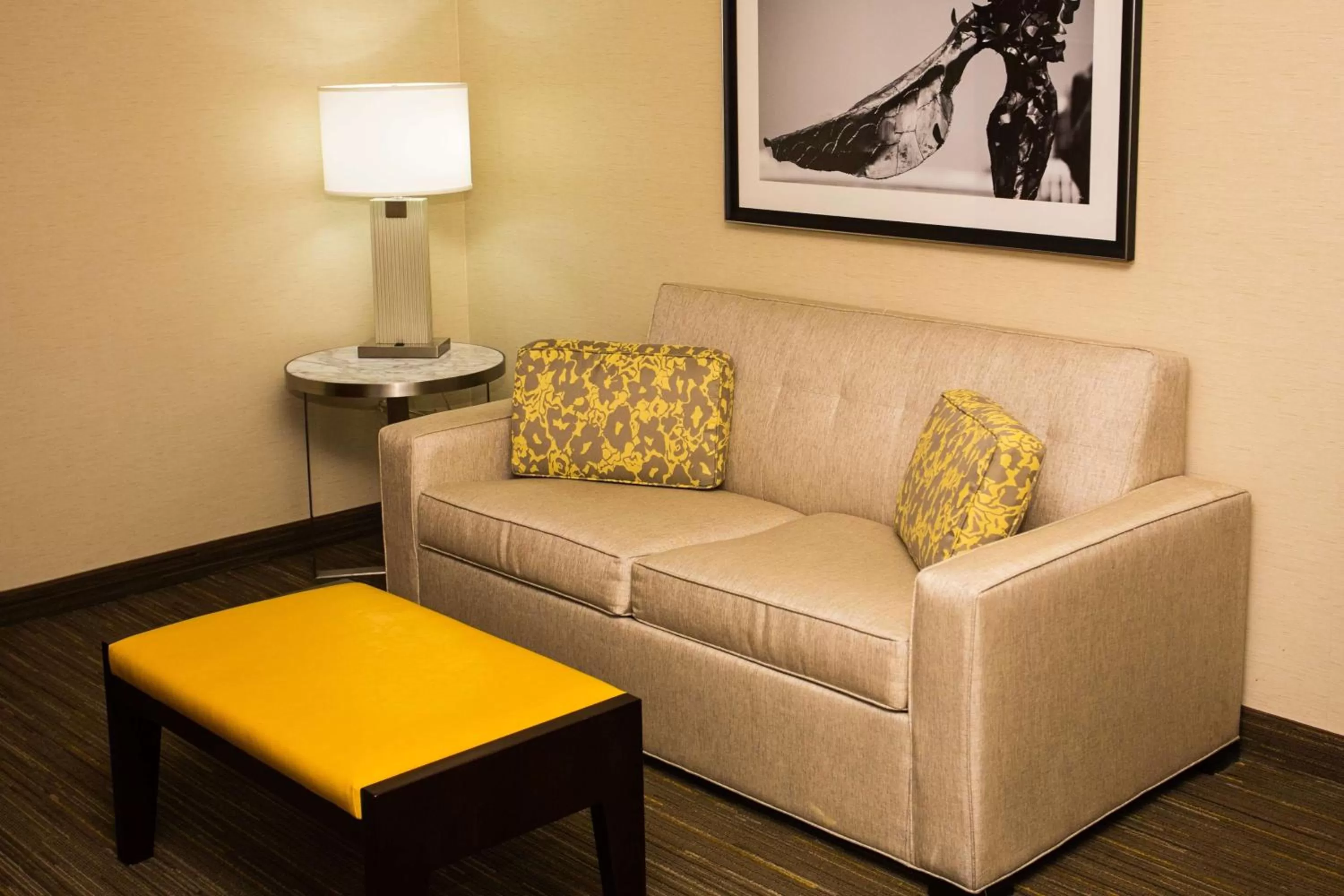 Photo of the whole room in Wyndham Moline on John Deere Commons