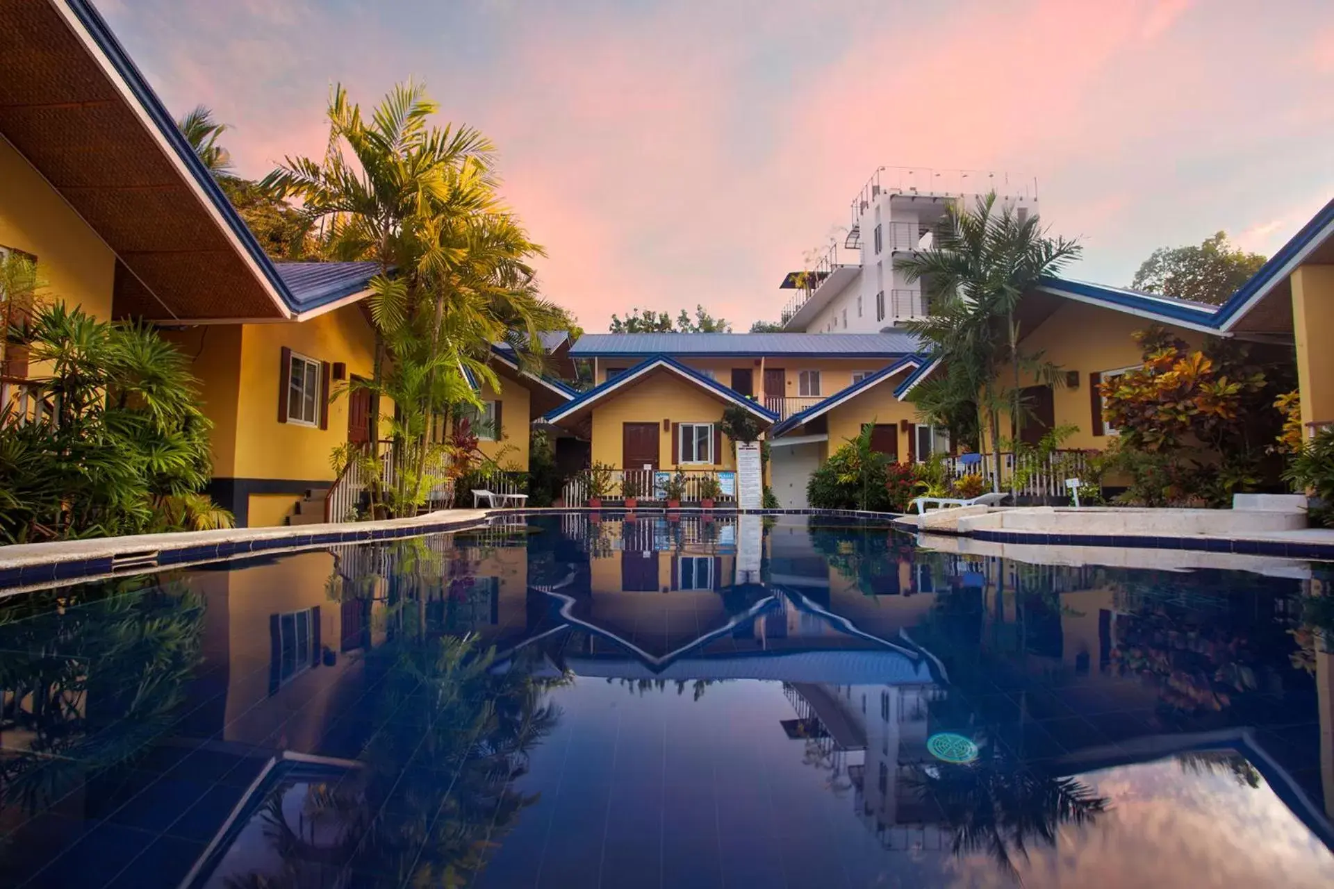 Swimming pool, Property Building in Blue Lagoon Inn & Suites