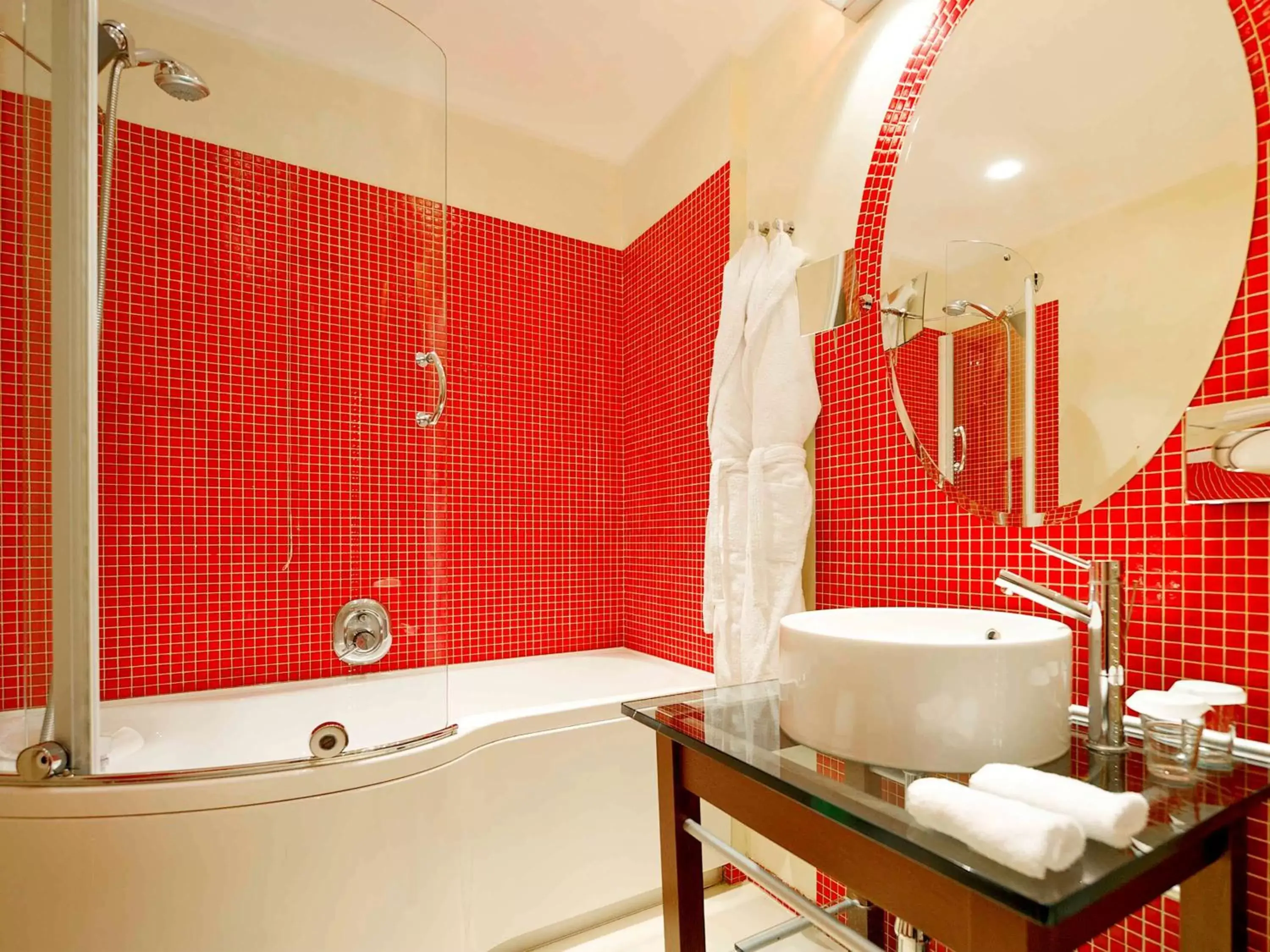 Photo of the whole room, Bathroom in La Griffe Hotel Roma