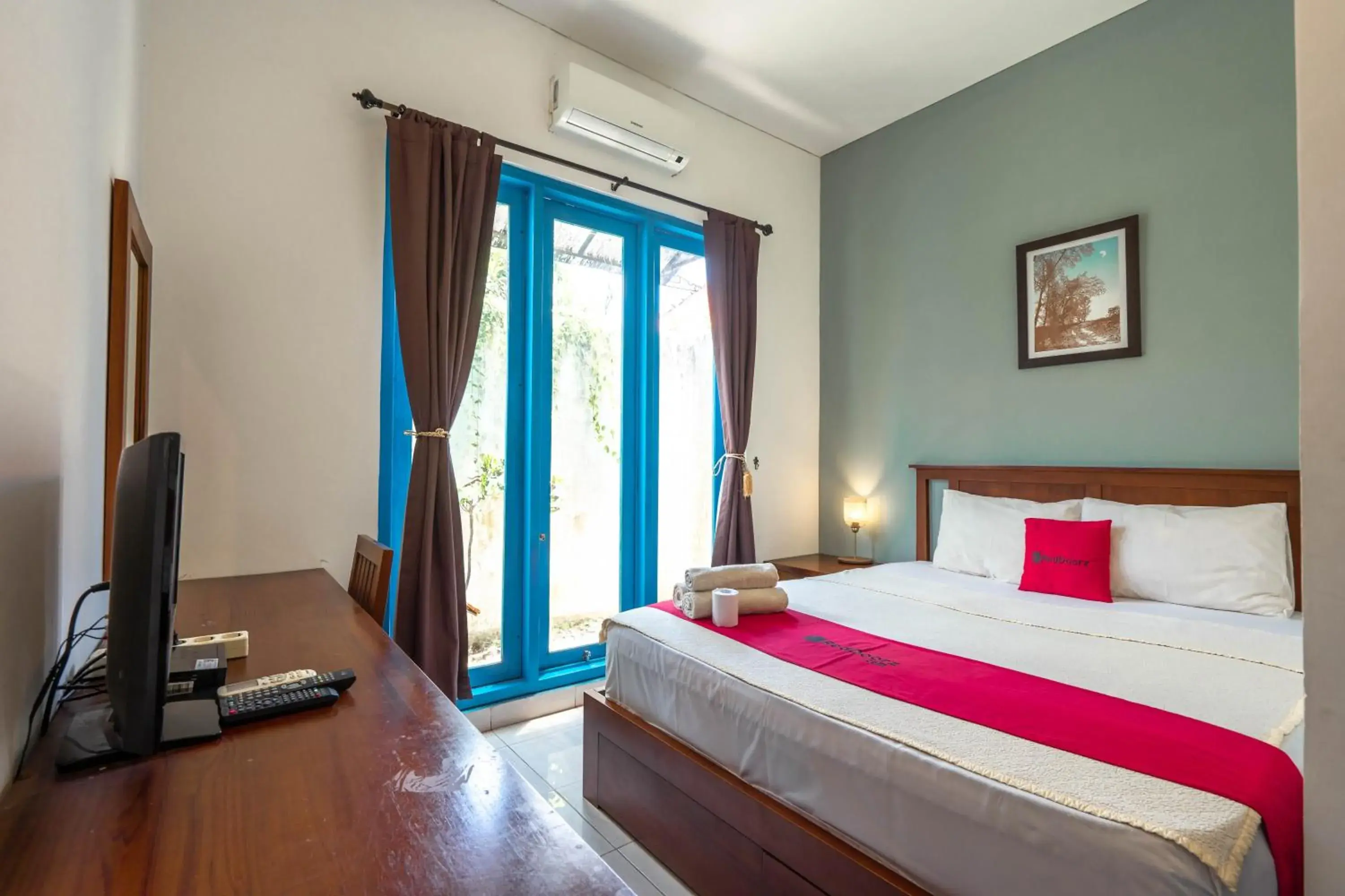 Bedroom, Bed in RedDoorz near Pantai Sanur Bali