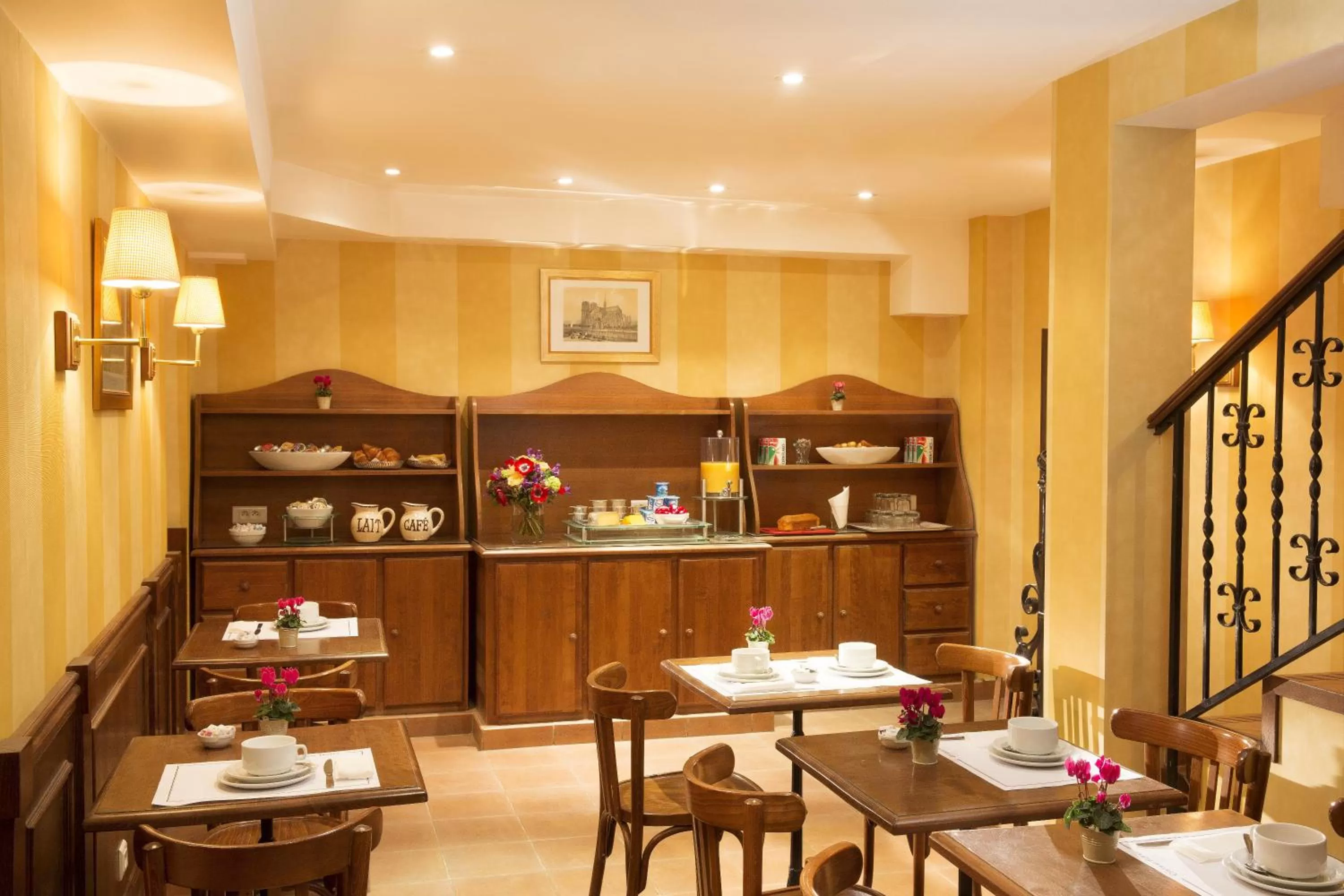 Restaurant/places to eat in Central Hotel Paris