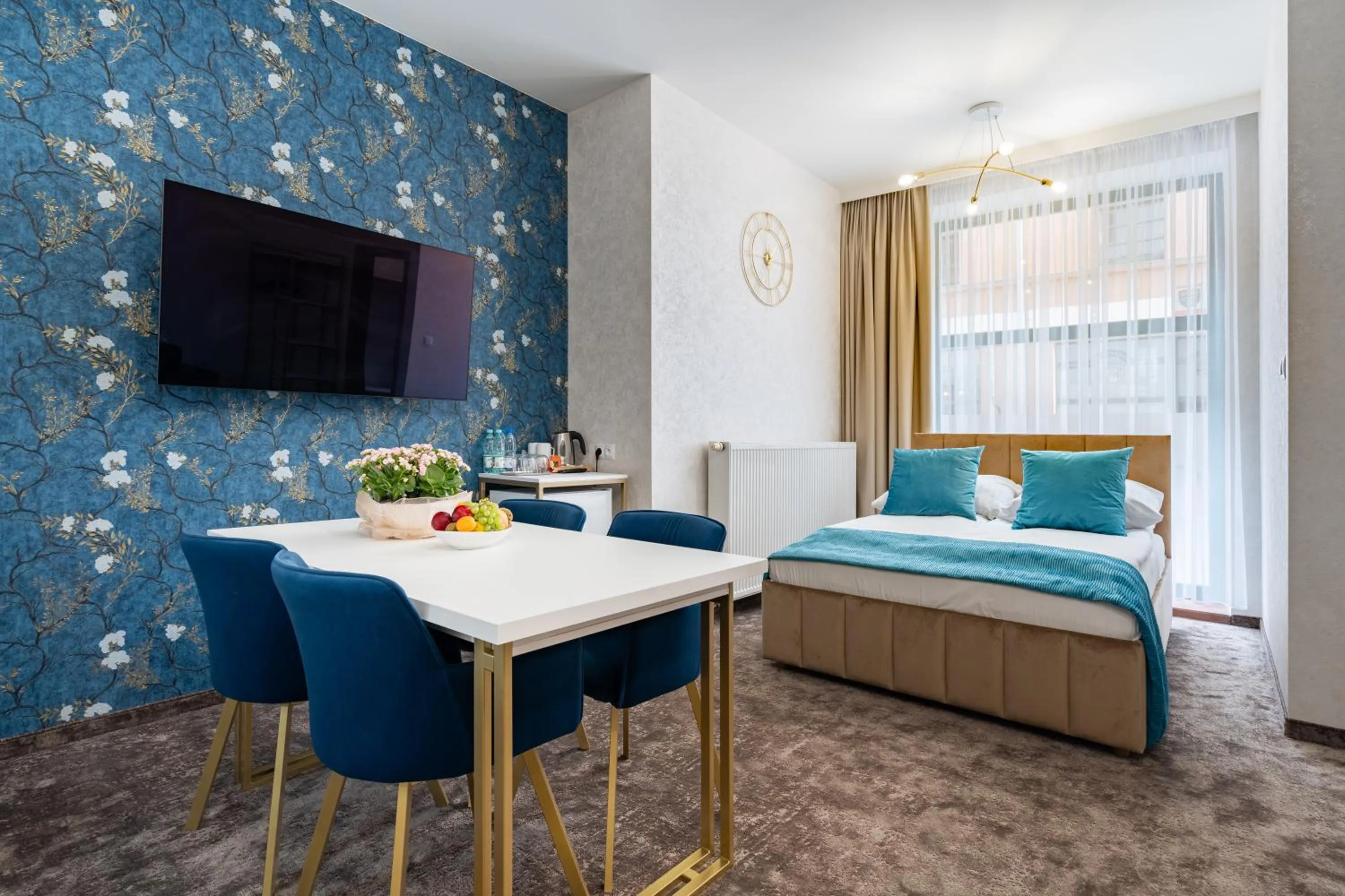 Photo of the whole room, Bed in Gotyk