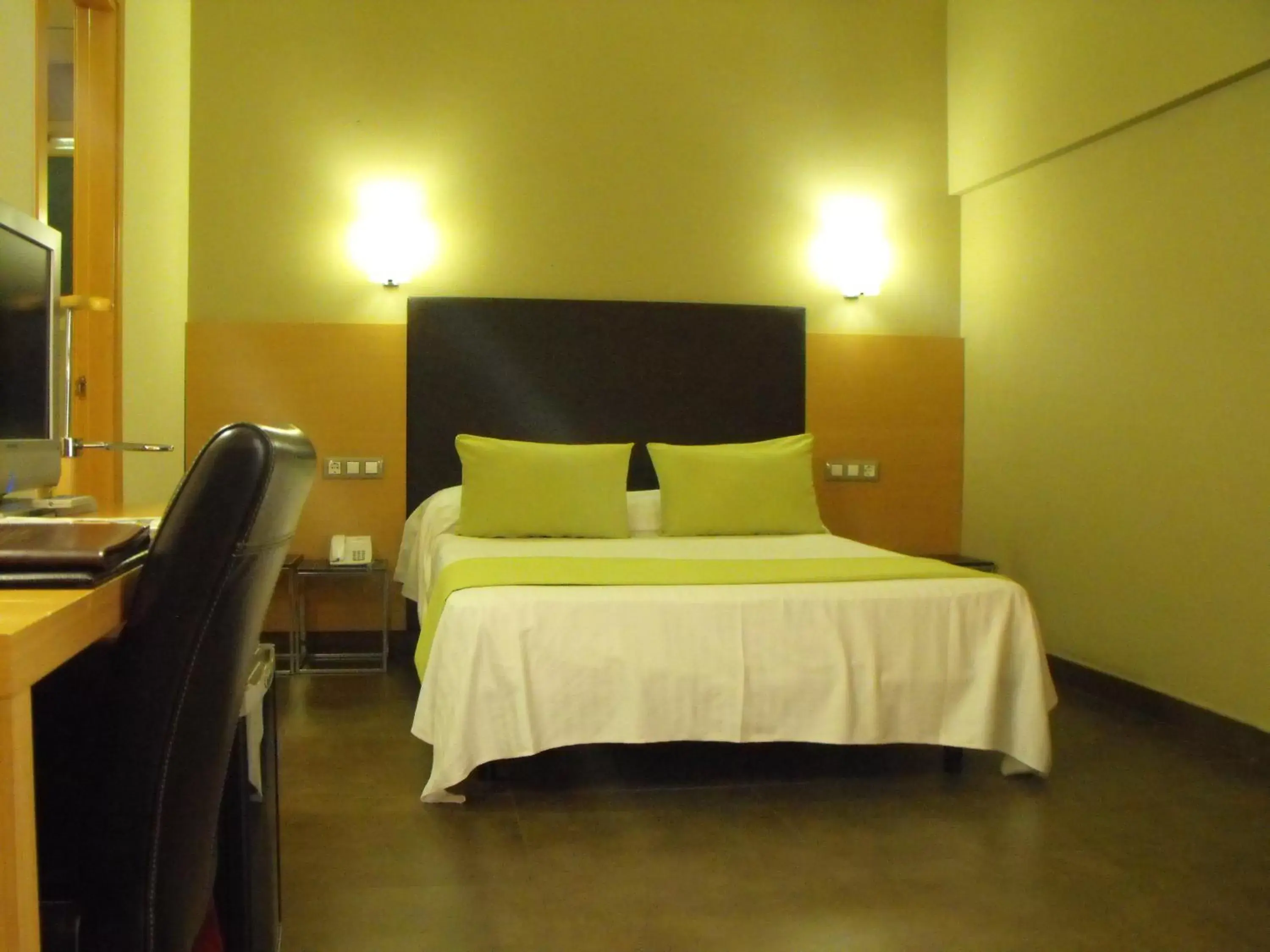 Bedroom, Bed in Hotel Pere III El Gran