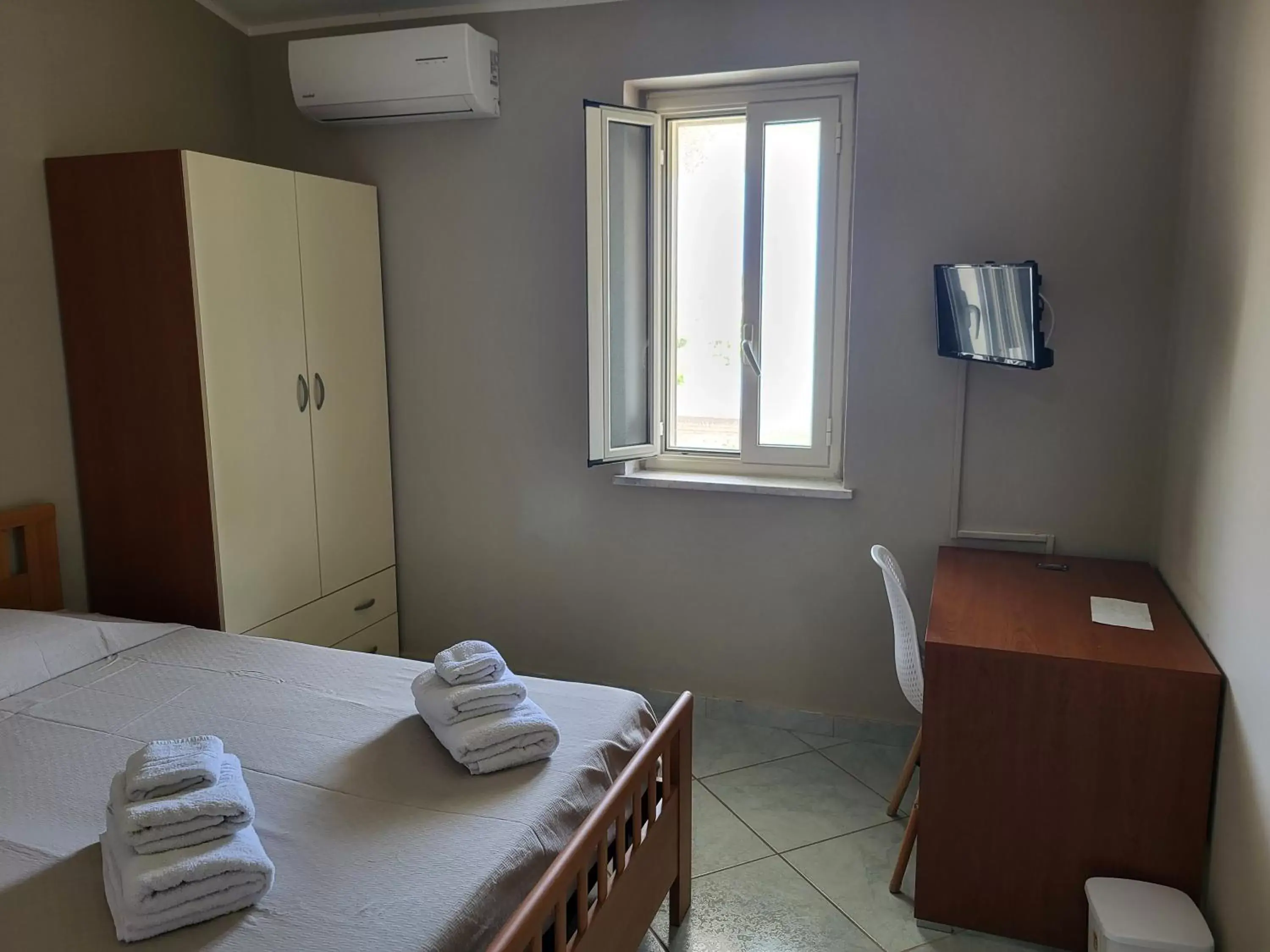 Single Room with Private External Bathroom in B&B Magna Grecia Single Room with Private External Bathroom in B&B Magna Grecia