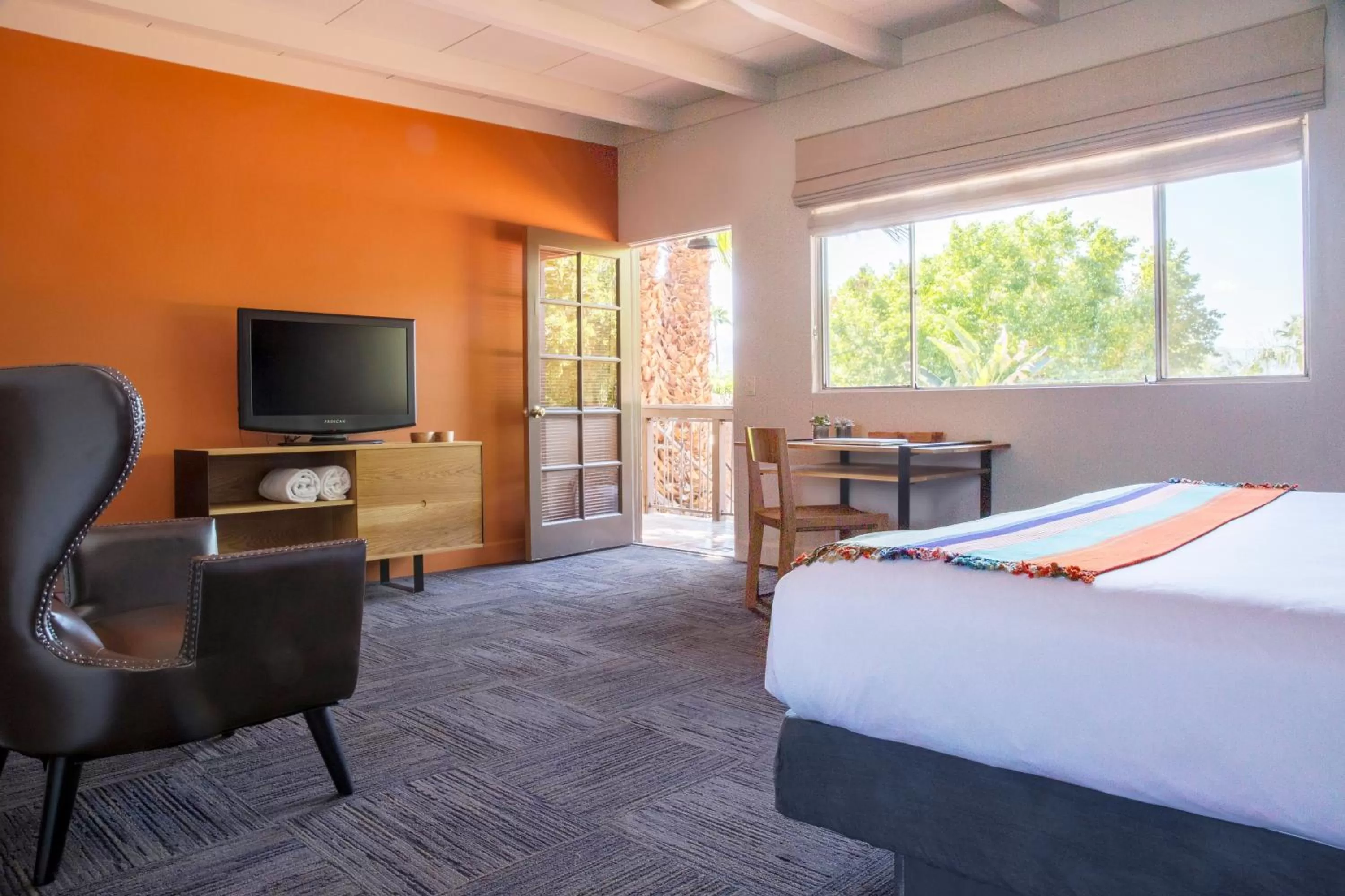 Garden view, Bed in Santiago Resort - Palm Springs Premier Gay Men’s Resort