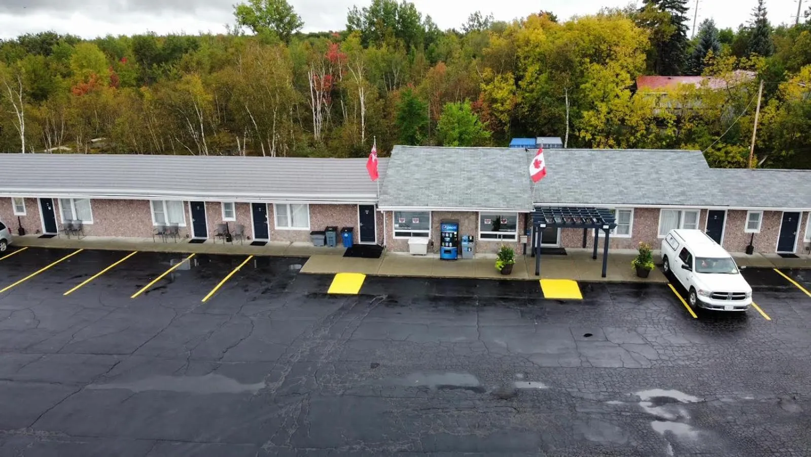 Property building in Moonlight Inn and Suites Sudbury
