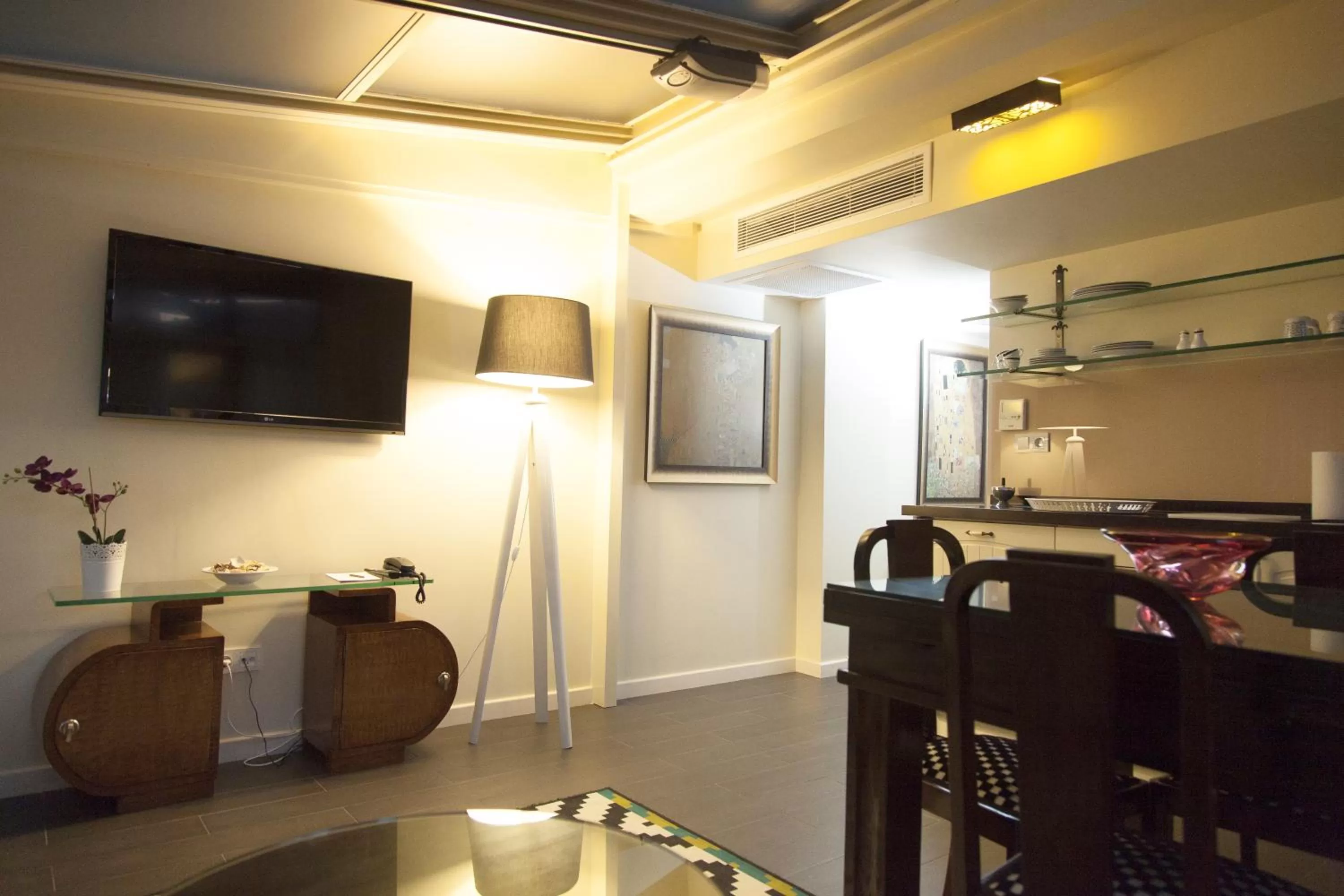 TV and multimedia in Villa Pera Suite Hotel