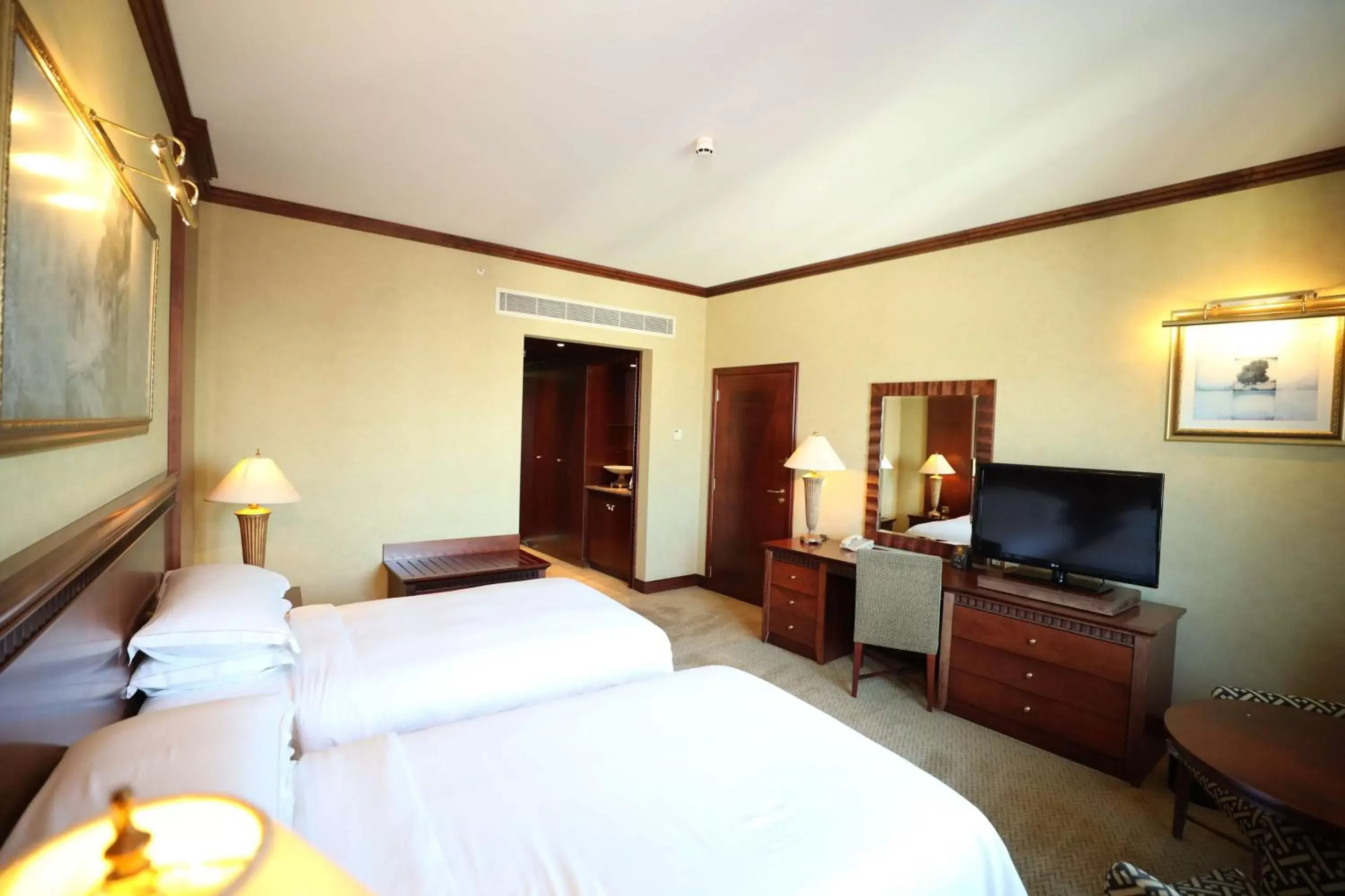 Bedroom, TV/Entertainment Center in Hilton Beirut Metropolitan Palace Hotel