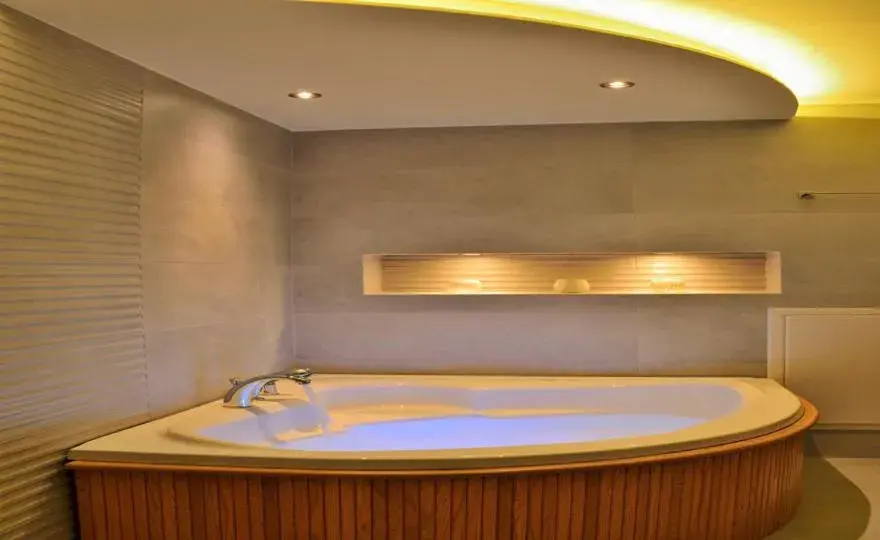 Bath in Elia Palazzo Hotel