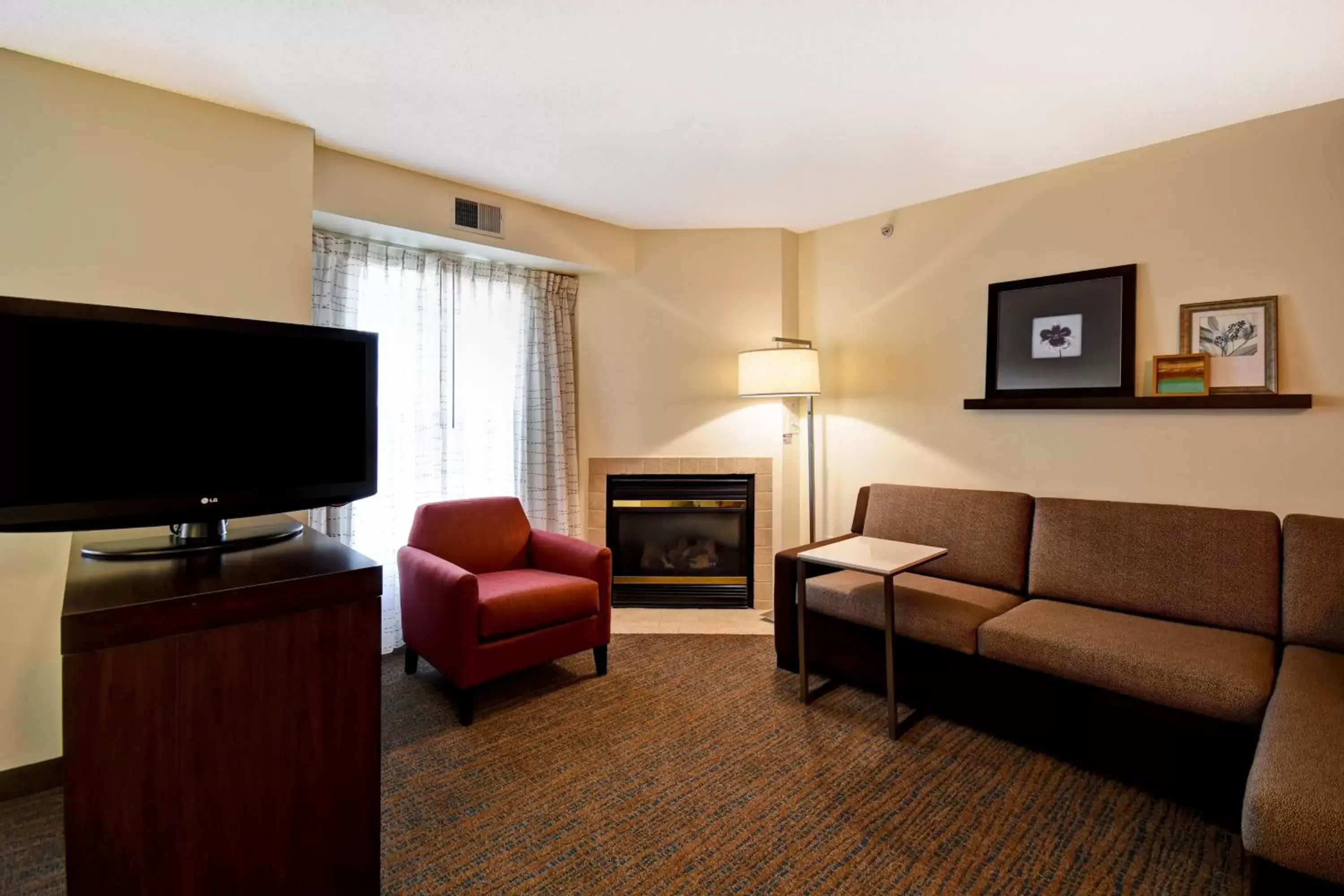 Living room, TV/Entertainment Center in Residence Inn by Marriott Dayton Beavercreek