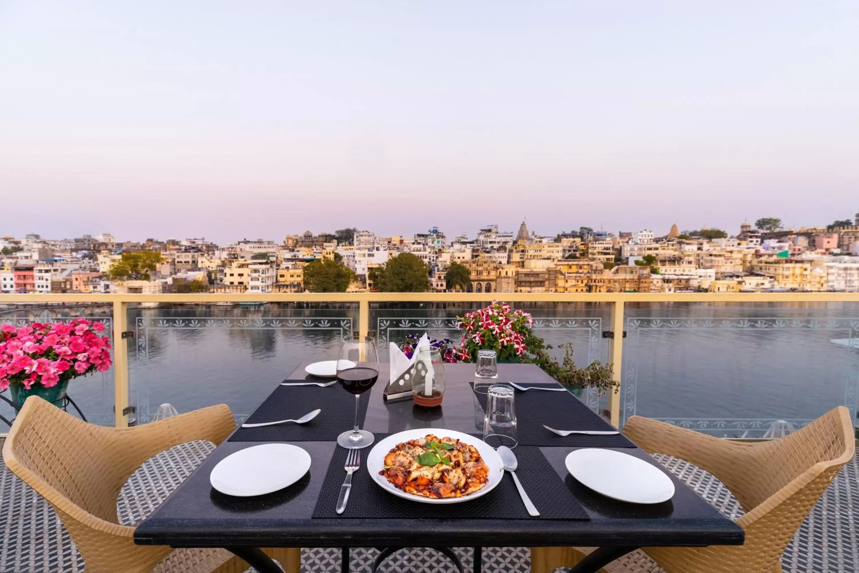 Restaurant/places to eat in Hotel Sarovar On Lake Pichola