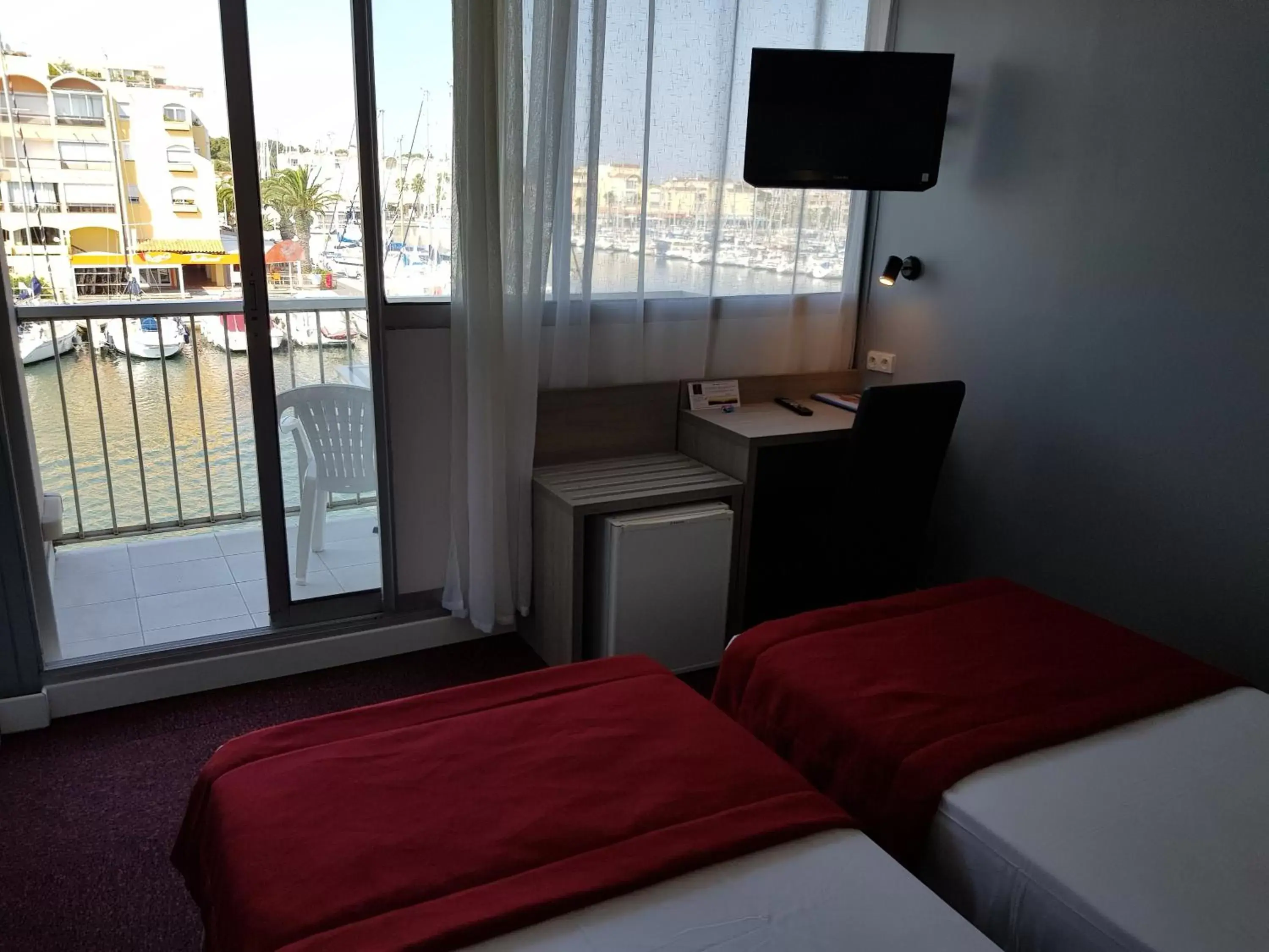 Balcony/Terrace, Bed in Hôtel Port Beach