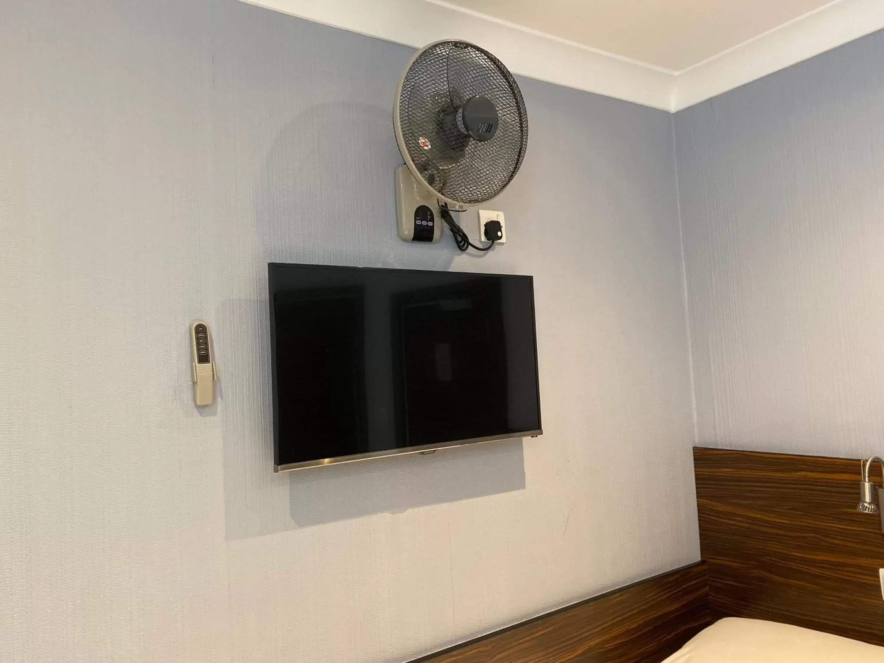 TV and multimedia, TV/Entertainment Center in Crestfield Hotel