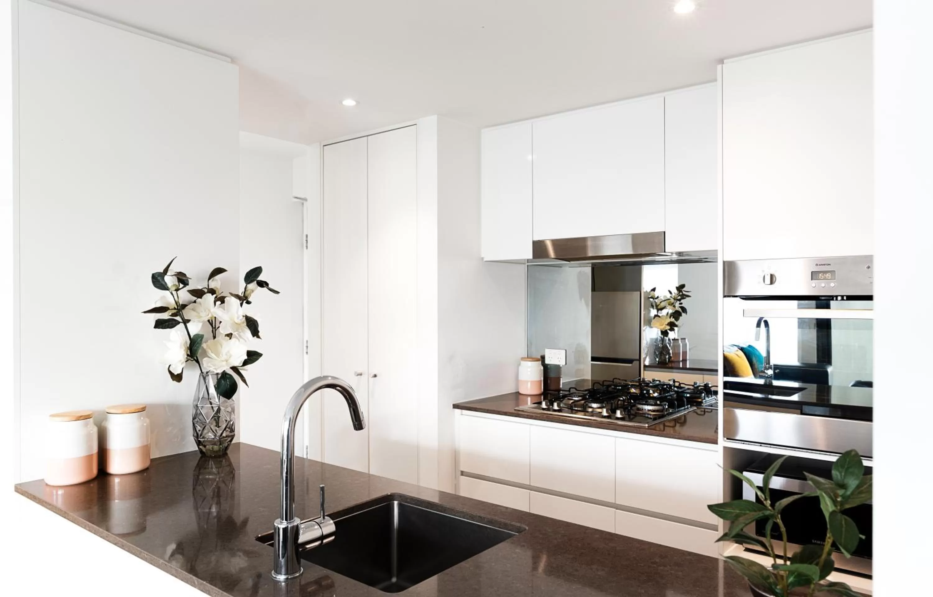 Kitchen or kitchenette in RNR Serviced Apartments North Melbourne
