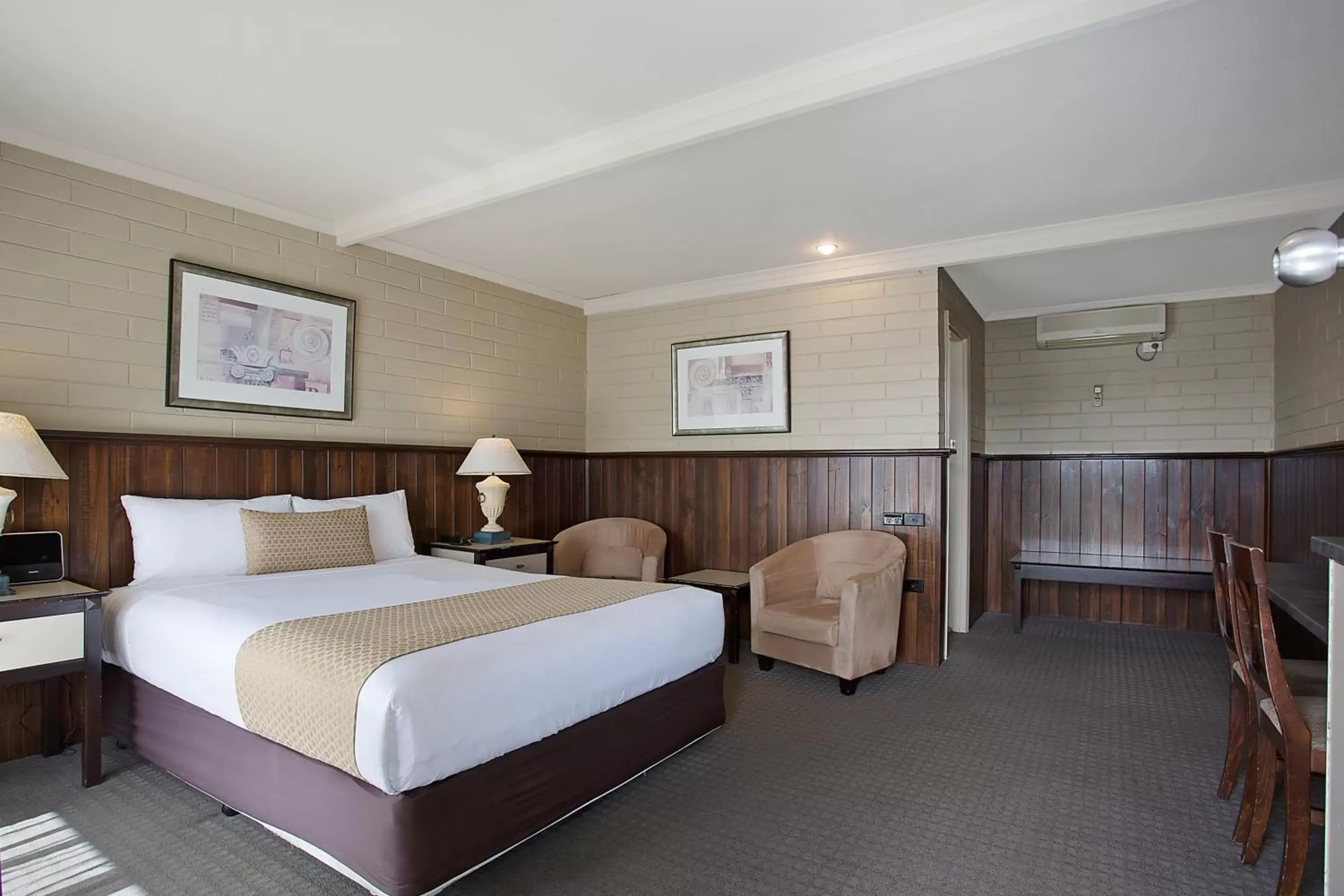 Bed in Comfort Inn on Raglan