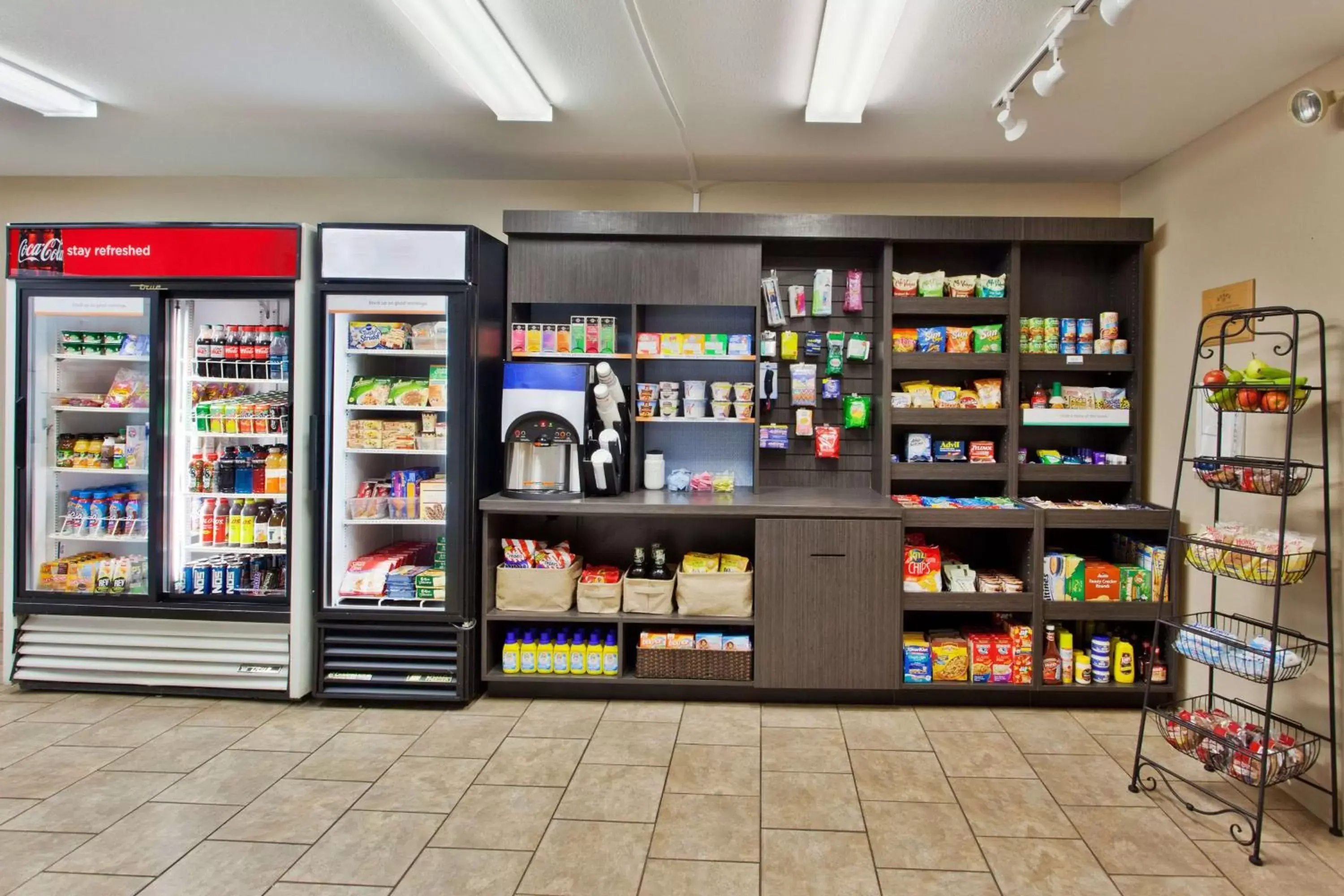 Coffee/tea facilities, Supermarket/Shops in Sonesta Simply Suites Boston Braintree
