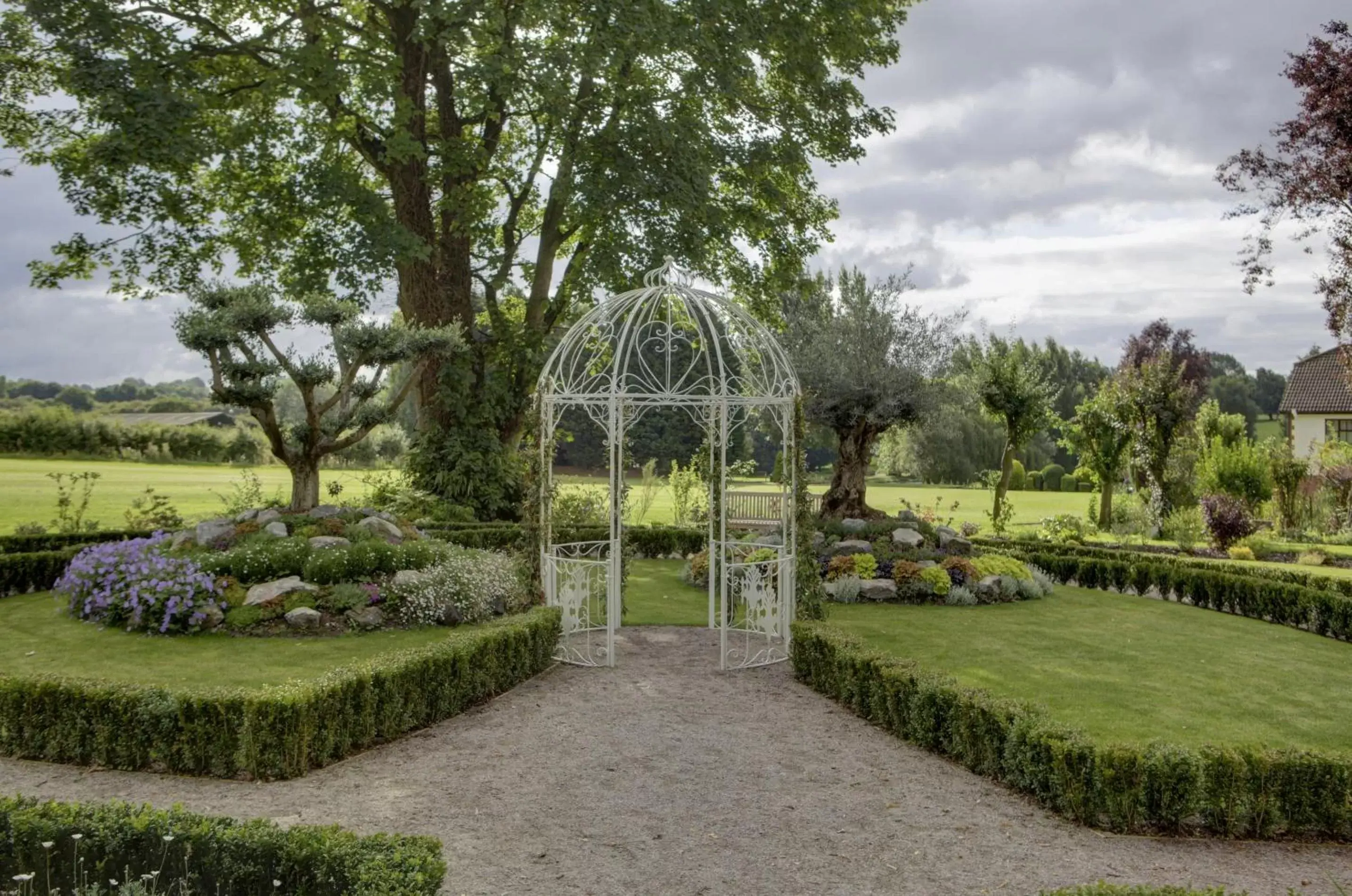 Garden in Best Western Plus Ullesthorpe Court Hotel & Golf Club