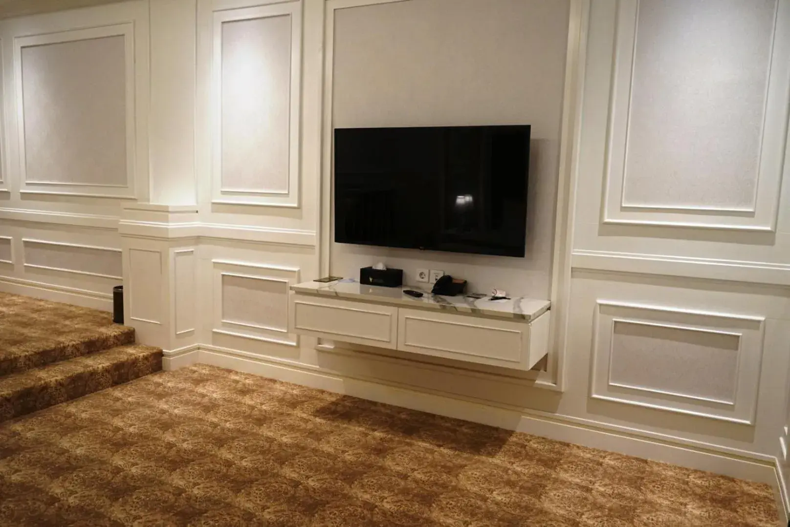 TV and multimedia, TV/Entertainment Center in The Grantage Hotel & Sky Lounge