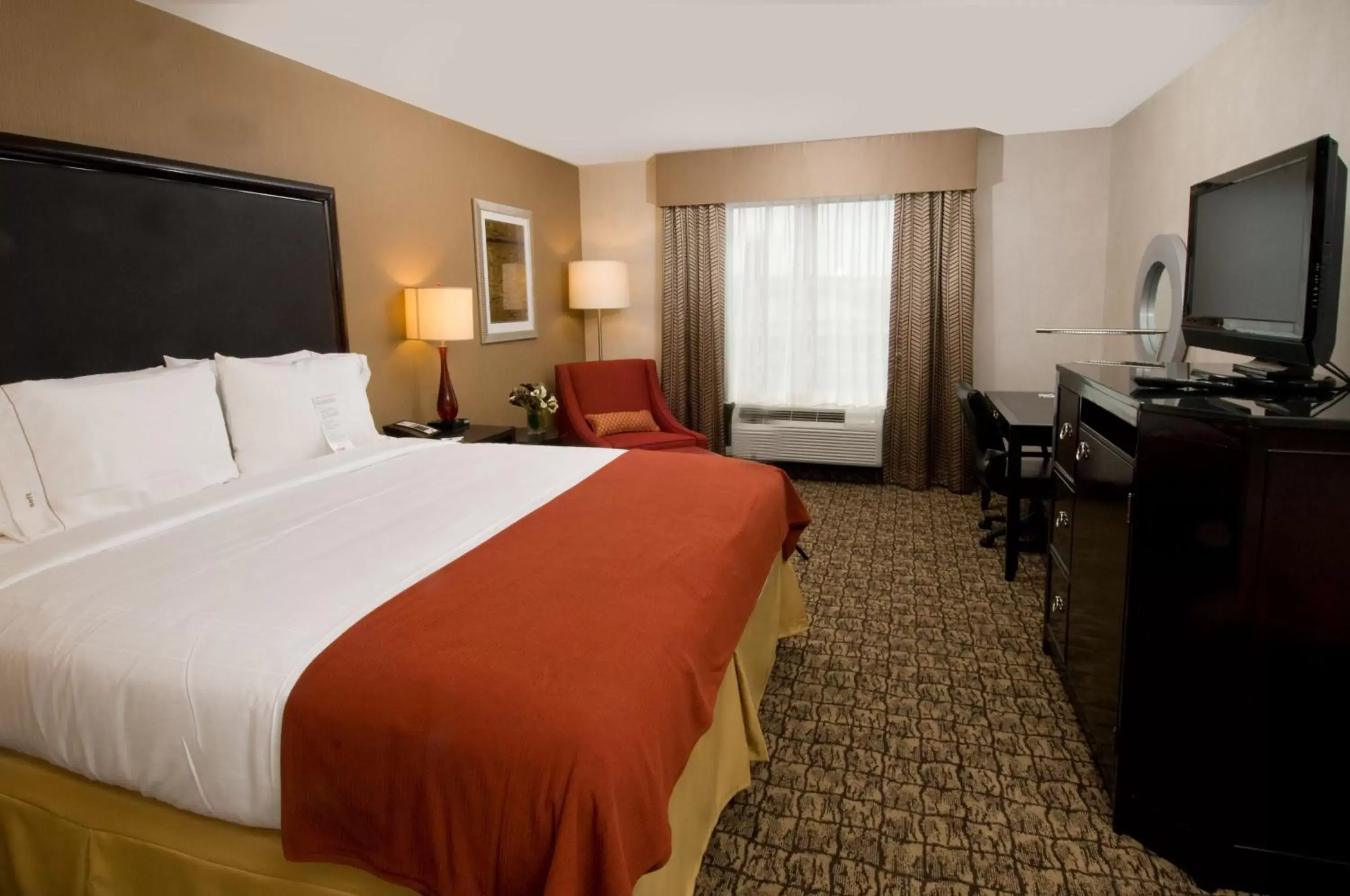 Photo of the whole room, Bed in Holiday Inn Express & Suites Alexandria - Fort Belvoir, an IHG Hotel