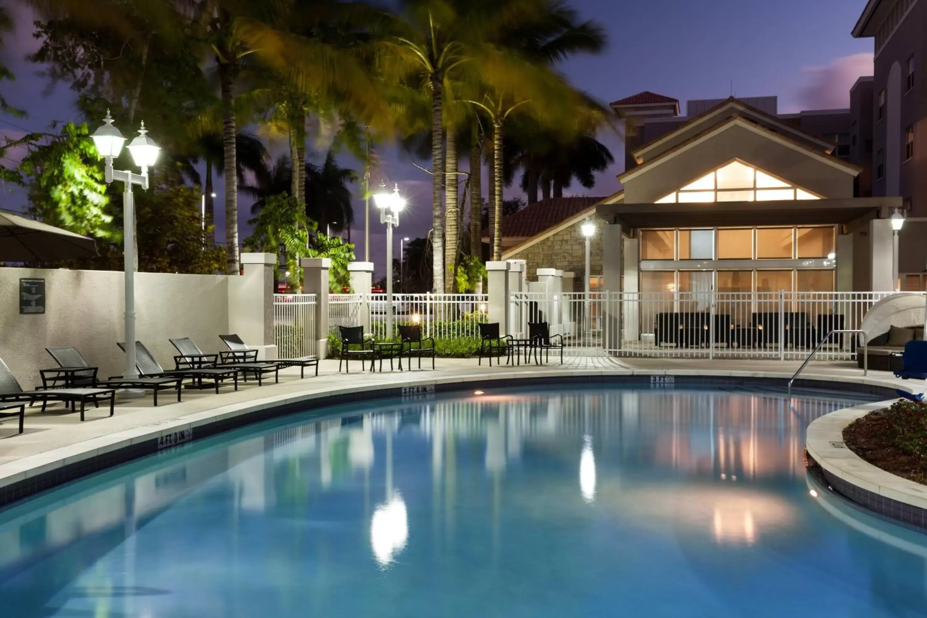 Swimming Pool in Residence Inn by Marriott Fort Lauderdale Airport & Cruise Port
