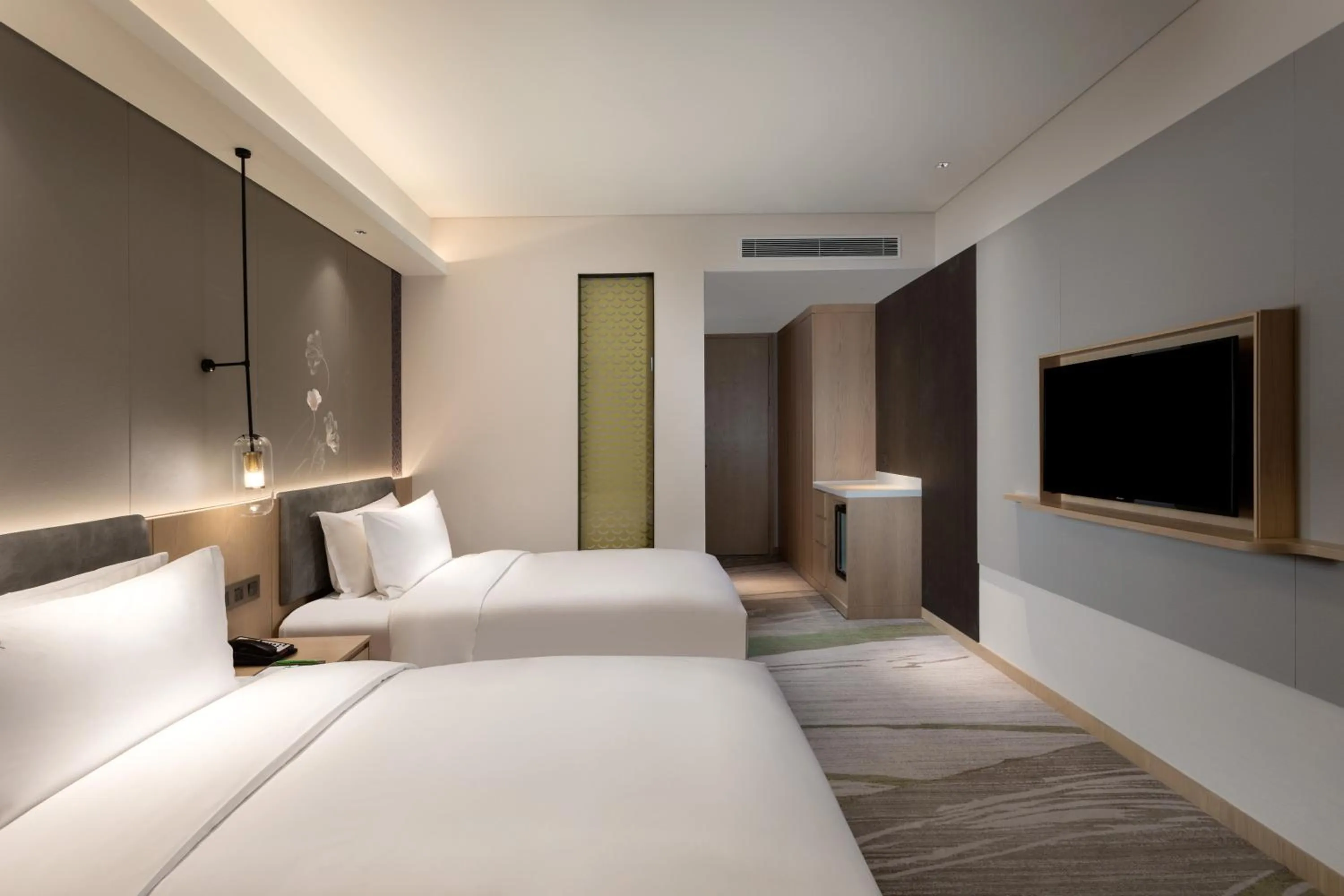 Photo of the whole room, Bed in Holiday Inn Guiyang City Center by IHG