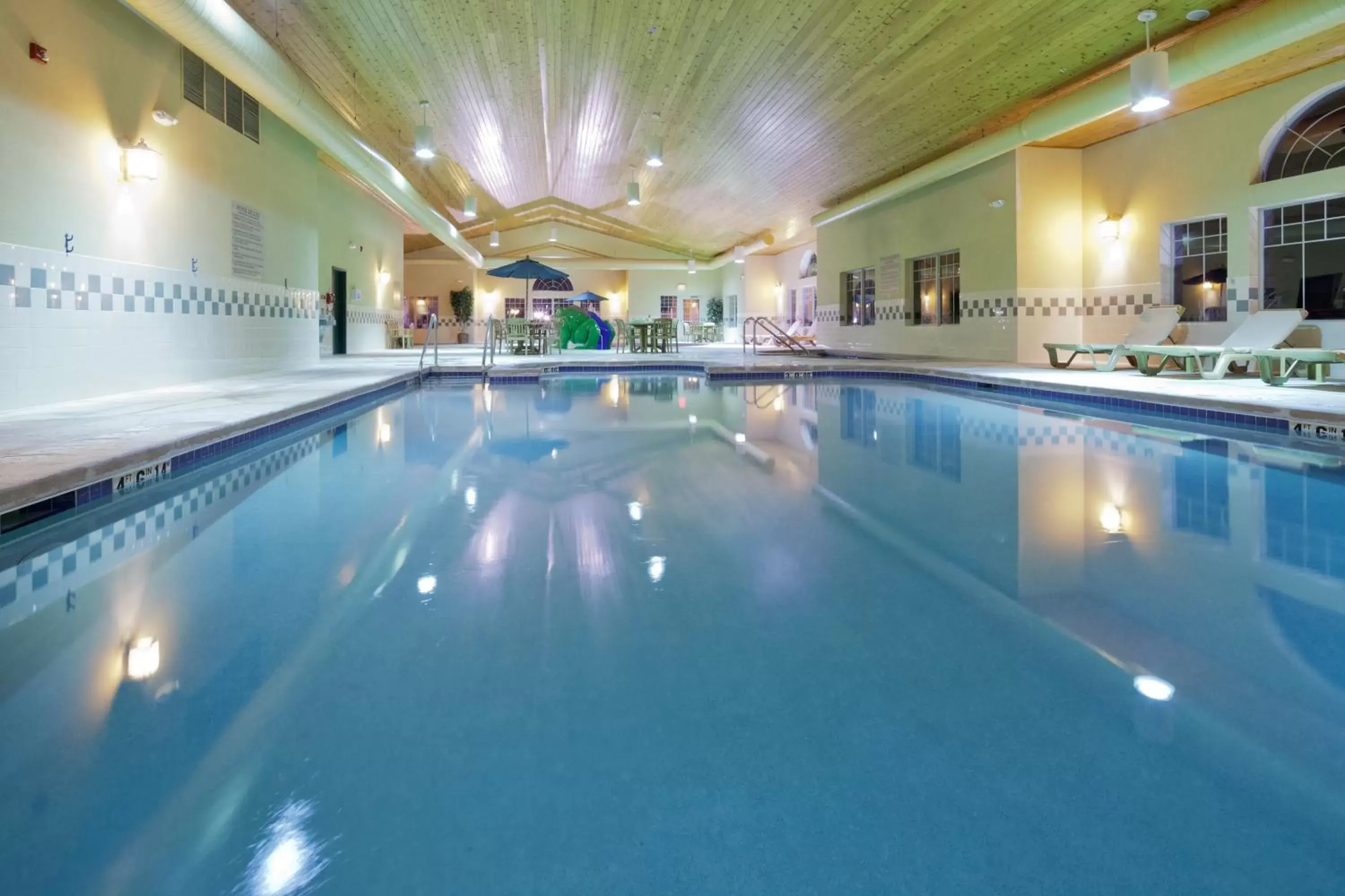 Swimming Pool in Country Inn & Suites by Radisson, Green Bay East, WI