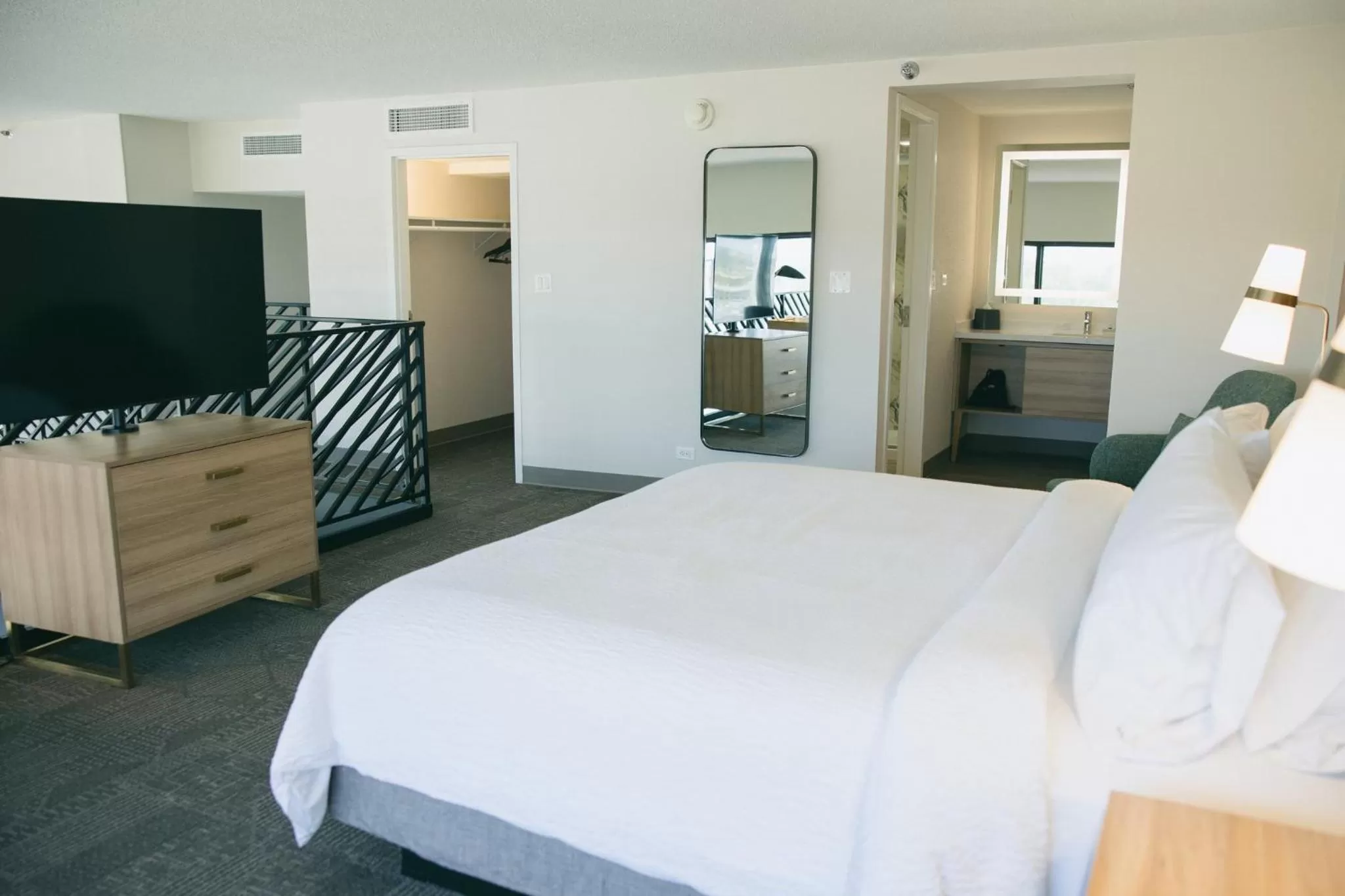 Photo of the whole room, Bed in Staybridge Suites Chicago O'Hare - Rosemont by IHG