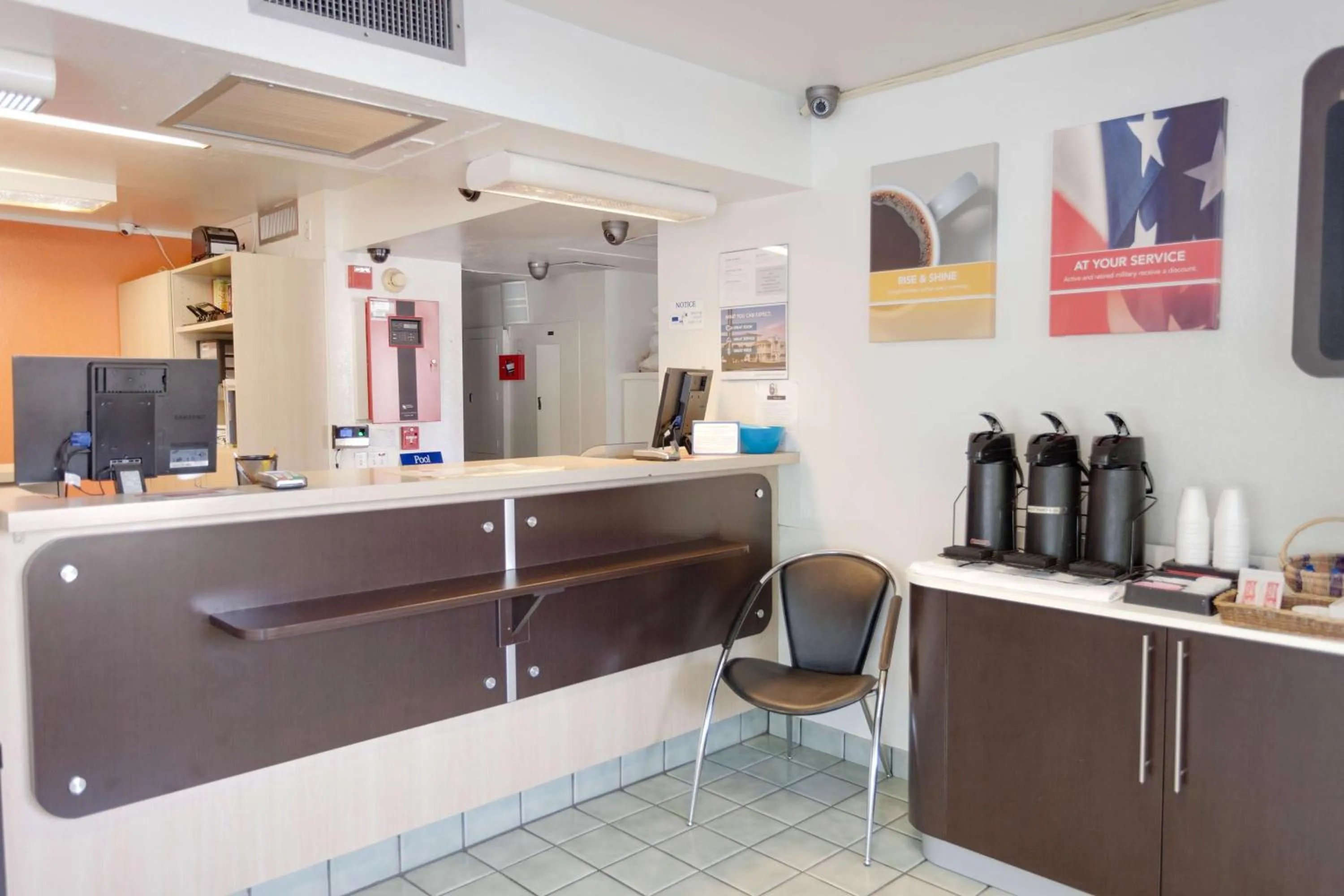 Lobby or reception in Motel 6 Weed - Mount Shasta