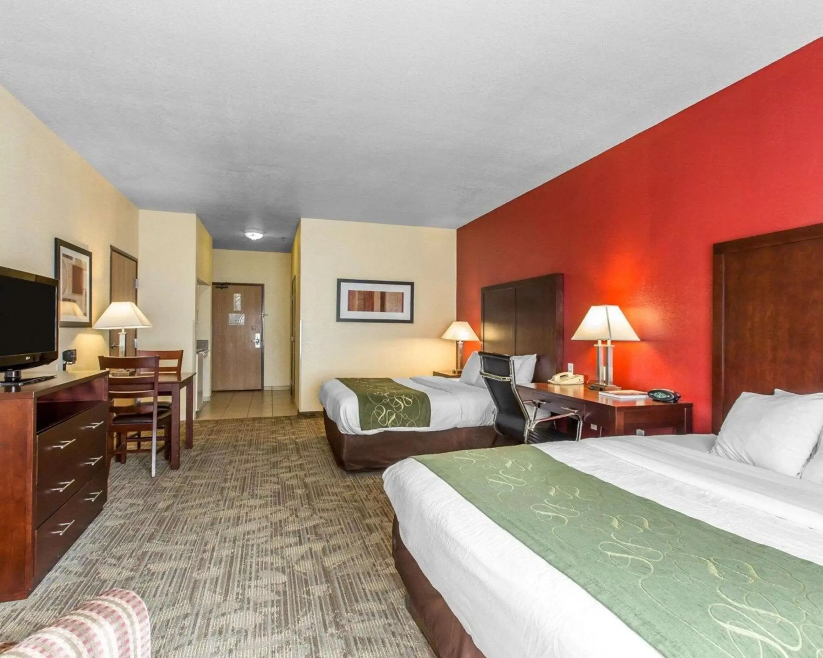 Photo of the whole room, Bed in Comfort Suites Palm Desert I-10