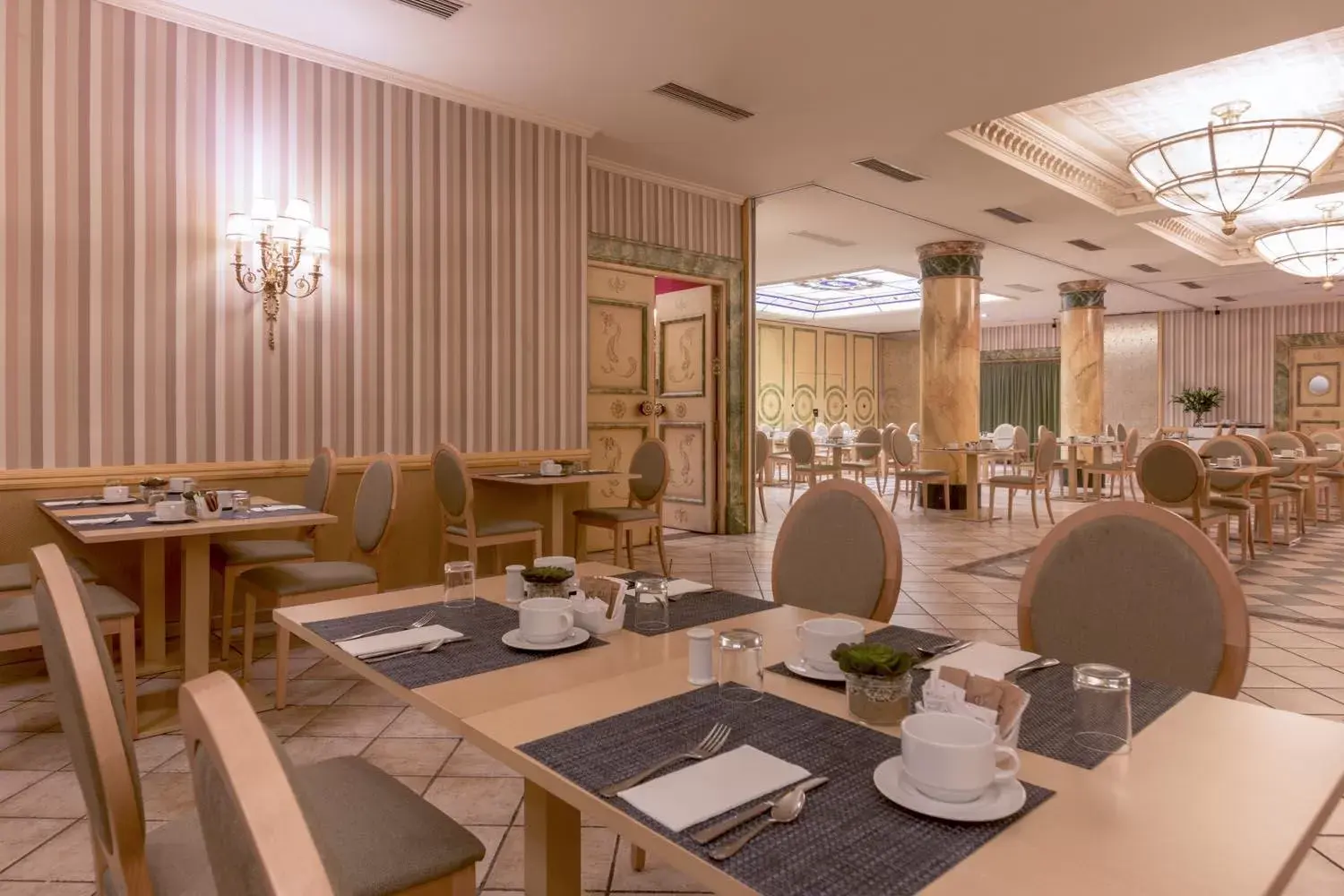 Lounge or bar, Restaurant/Places to Eat in Hotel Exe Reina Isabel