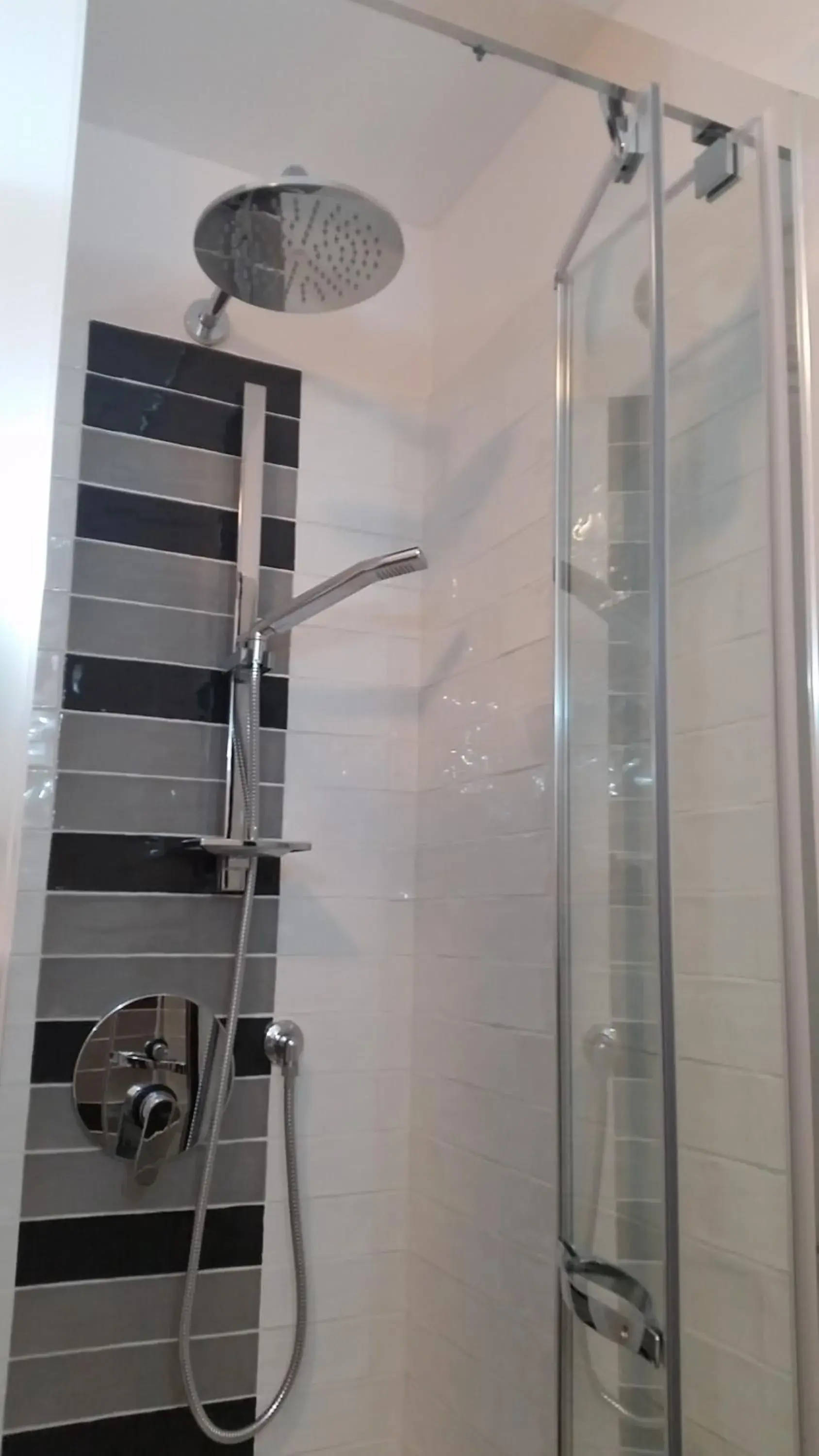 Shower, Bathroom in Hotel Ristorante Maga Circe