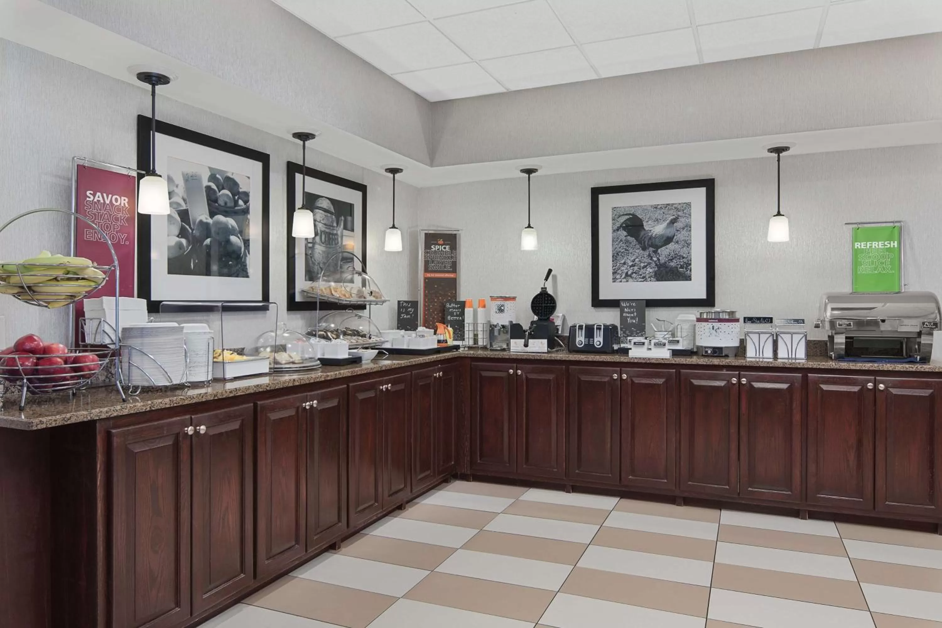 Dining area in Hampton Inn Lagrange near Callaway Gardens